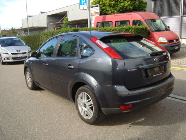 FORD Focus 2.0i Ghia-image-4