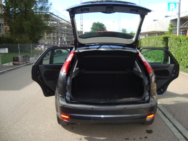 FORD Focus 2.0i Ghia-image-9