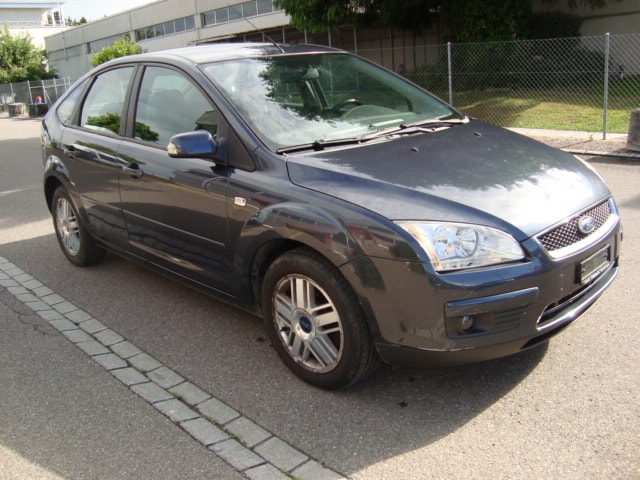 FORD Focus 2.0i Ghia-image-2