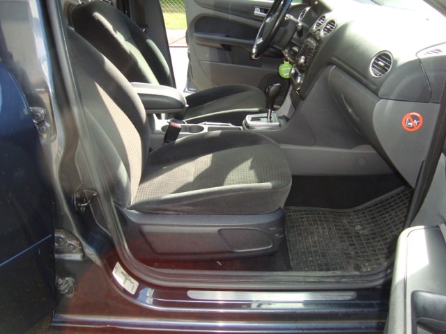 FORD Focus 2.0i Ghia-image-6