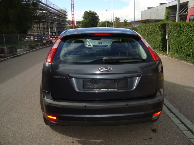 FORD Focus 2.0i Ghia-image-3