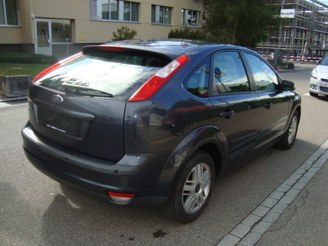 FORD Focus 2.0i Ghia-image-5