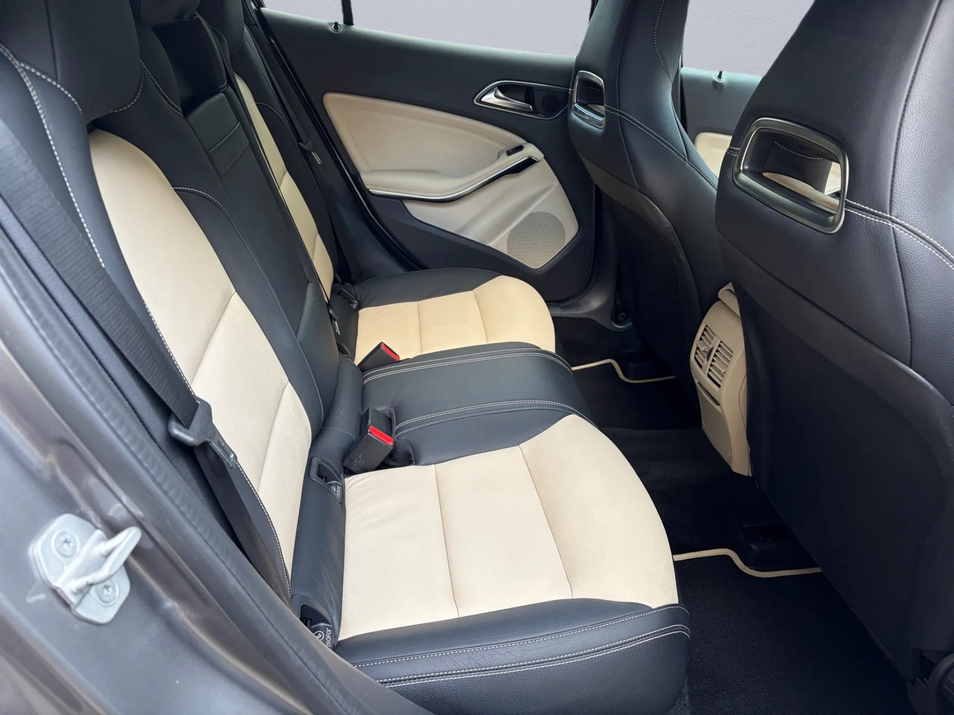 MERCEDES-BENZ GLA 220 Urban 4Matic 7G-DCT-image-10