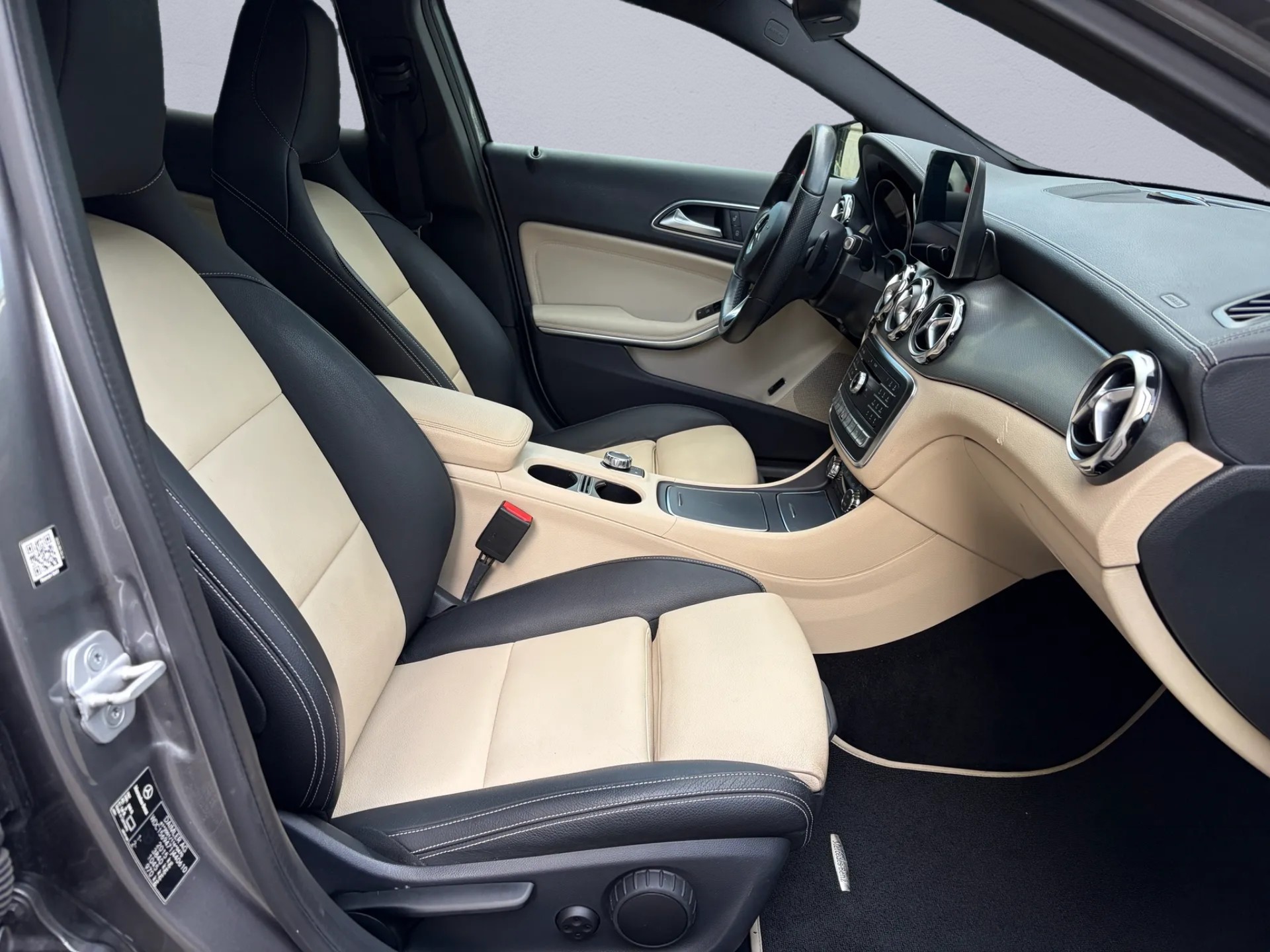 MERCEDES-BENZ GLA 220 Urban 4Matic 7G-DCT-image-9