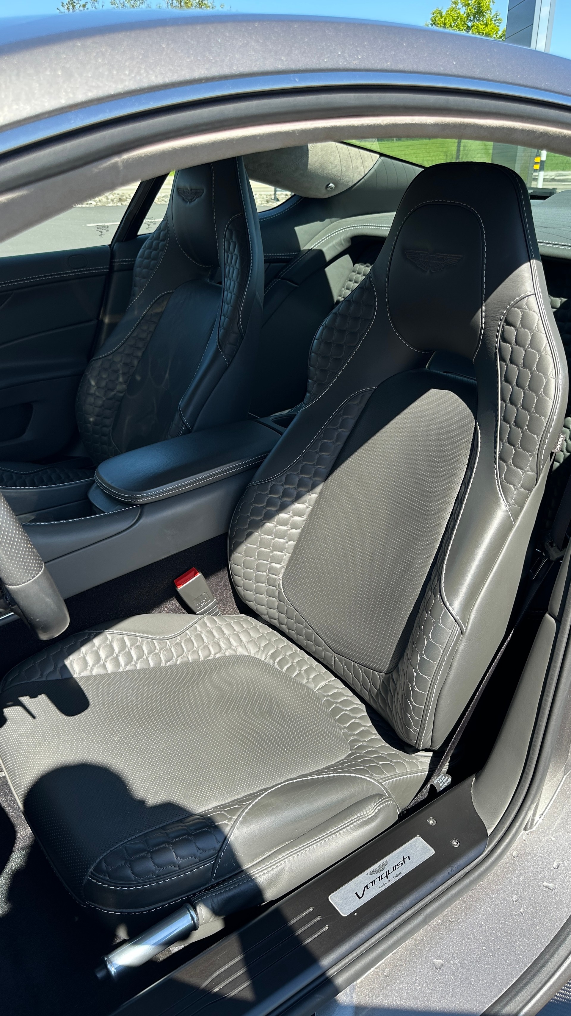 ASTON MARTIN Vanquish V12 5.9-48 Touchtronic 2-image-15