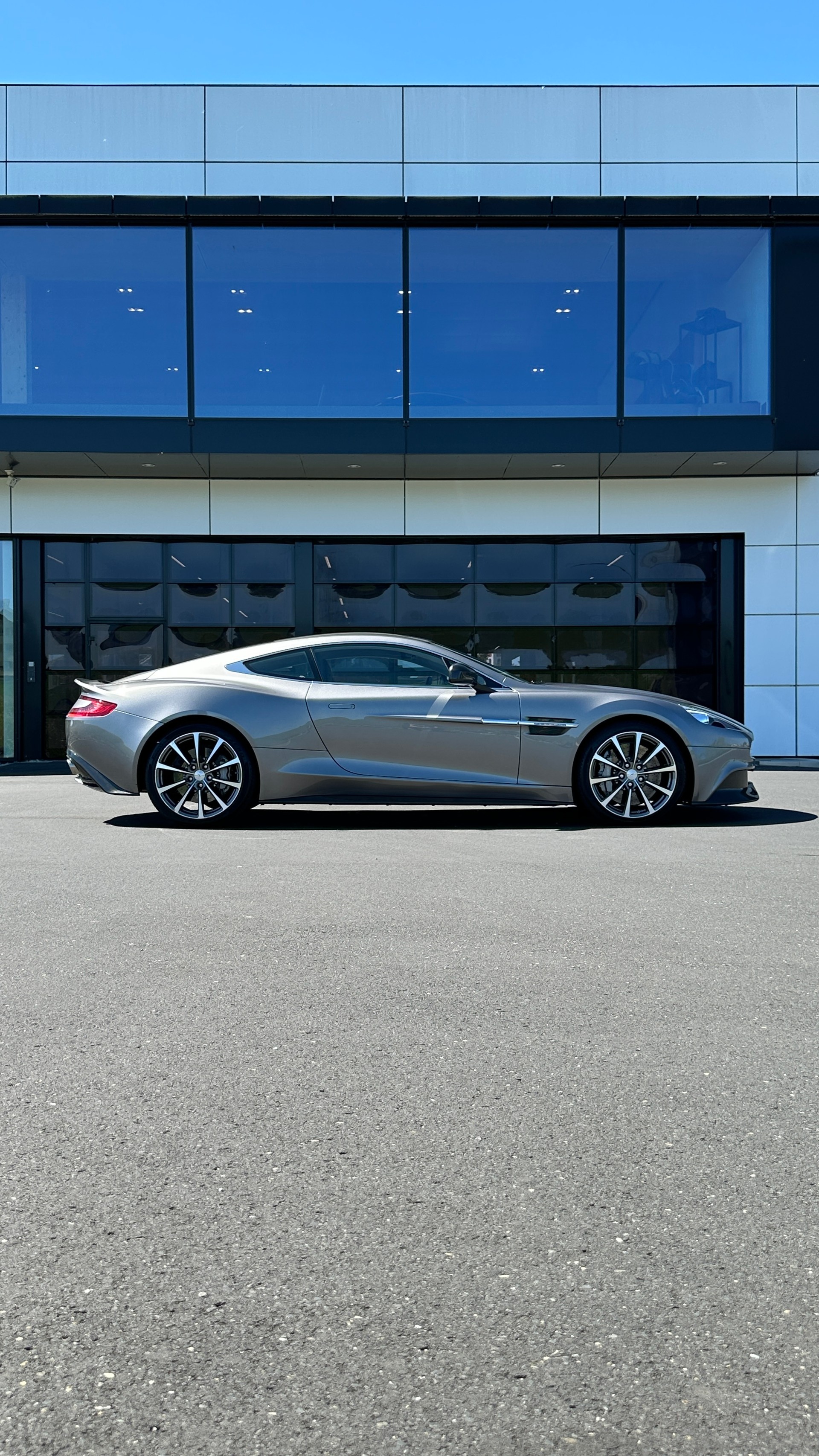 ASTON MARTIN Vanquish V12 5.9-48 Touchtronic 2-image-10