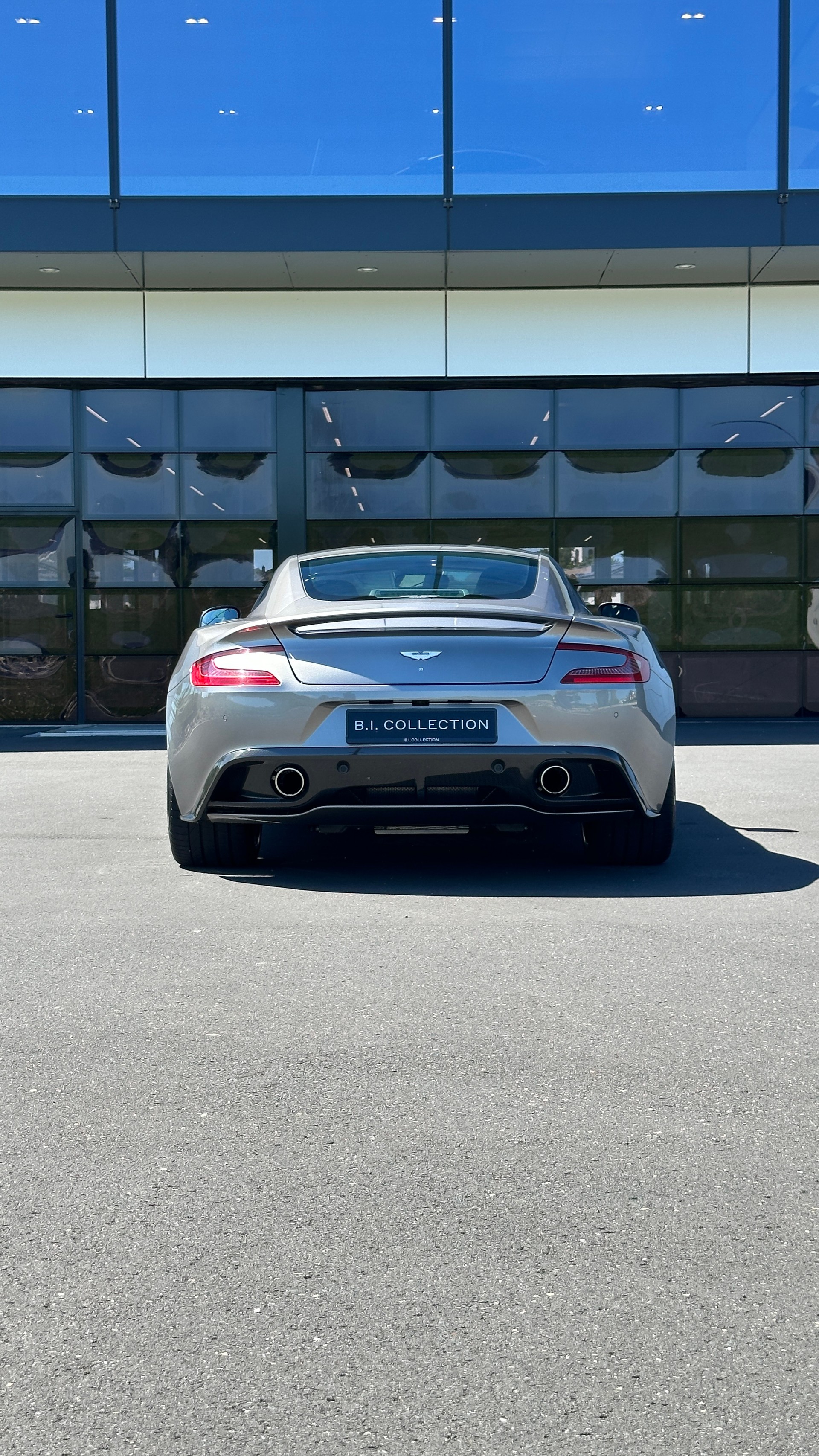 ASTON MARTIN Vanquish V12 5.9-48 Touchtronic 2-image-12
