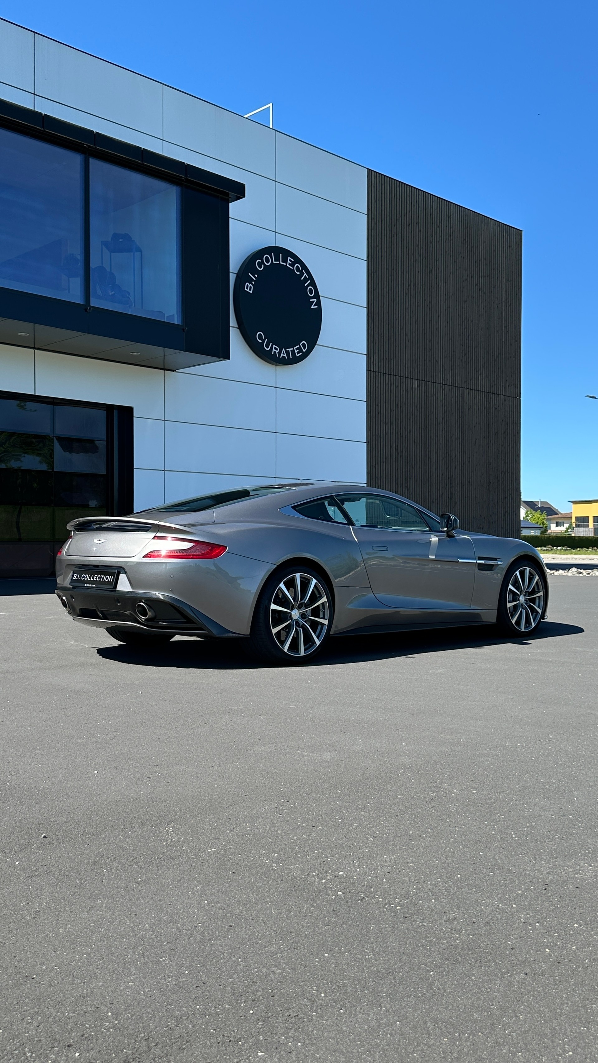 ASTON MARTIN Vanquish V12 5.9-48 Touchtronic 2-showroom-element-1