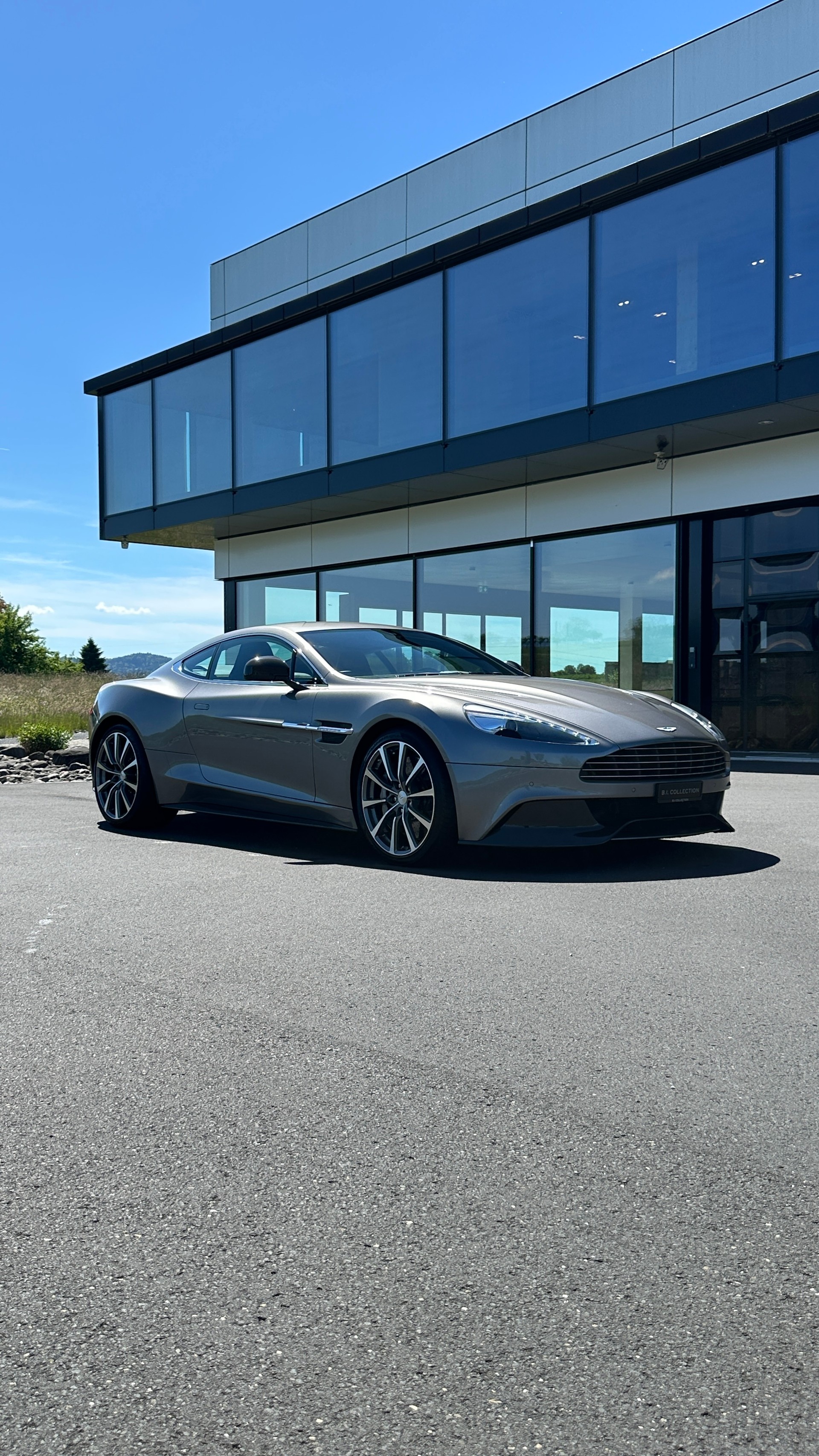 ASTON MARTIN Vanquish V12 5.9-48 Touchtronic 2-image-6