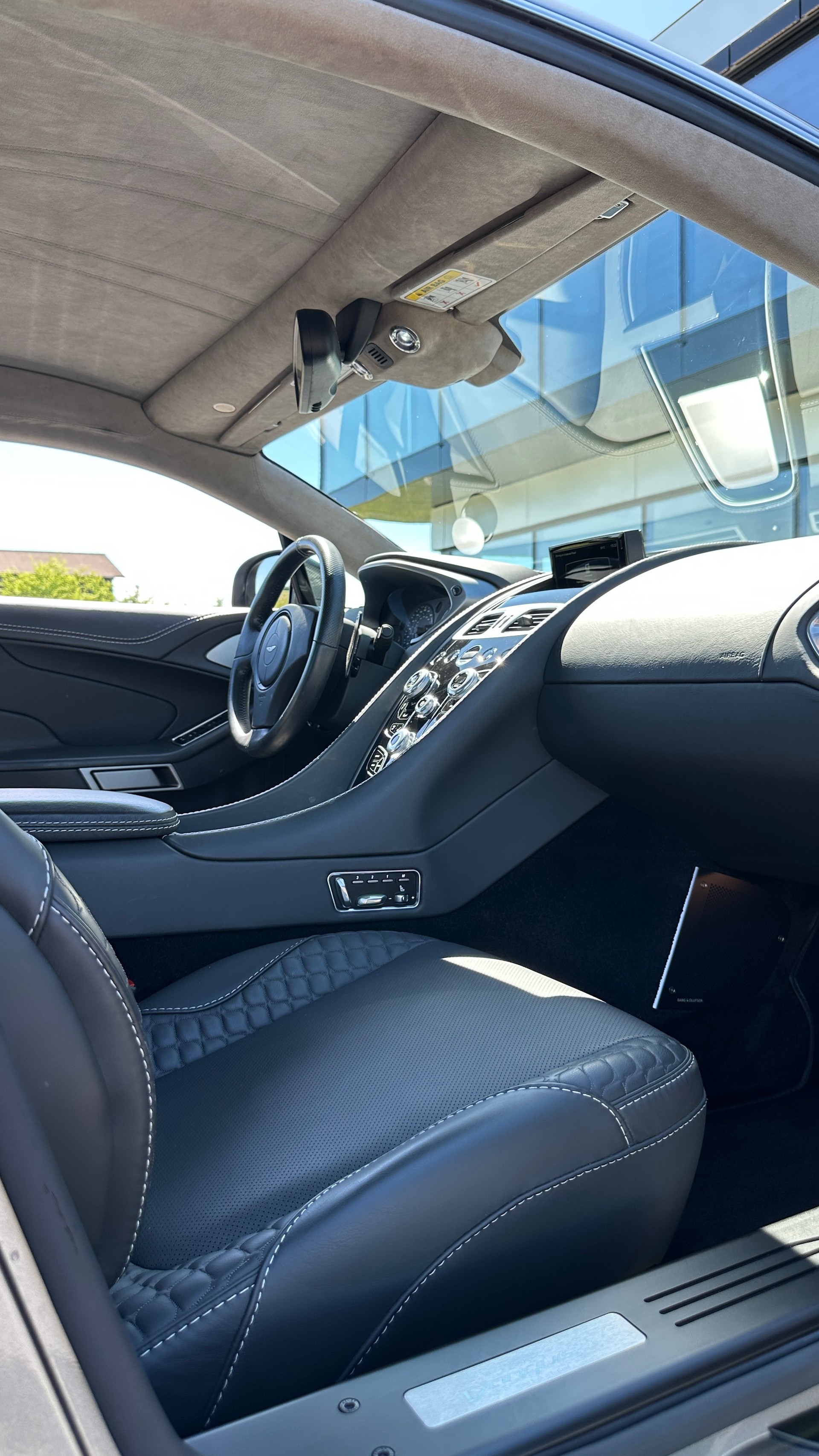 ASTON MARTIN Vanquish V12 5.9-48 Touchtronic 2-image-16