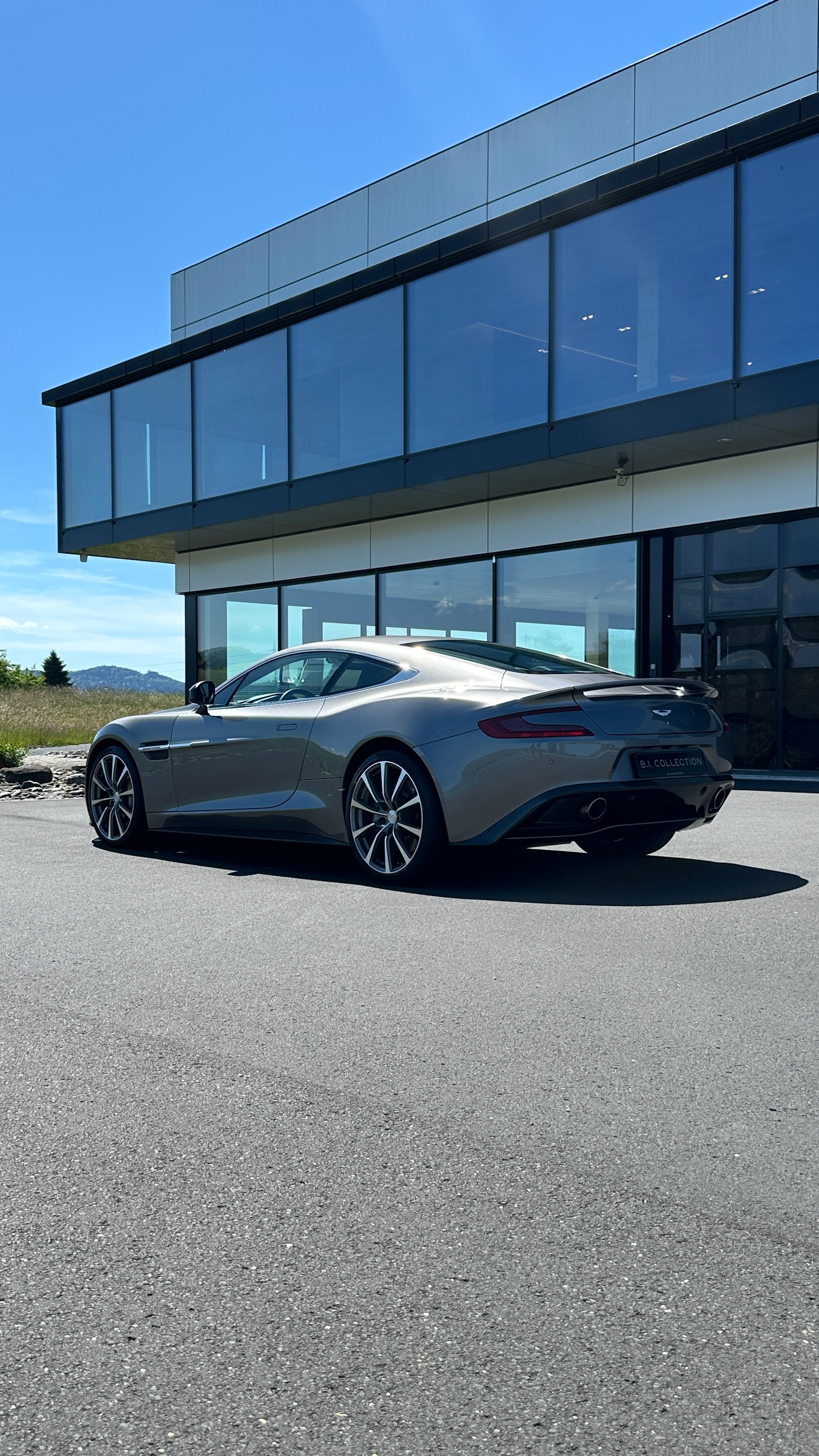 ASTON MARTIN Vanquish V12 5.9-48 Touchtronic 2-image-5
