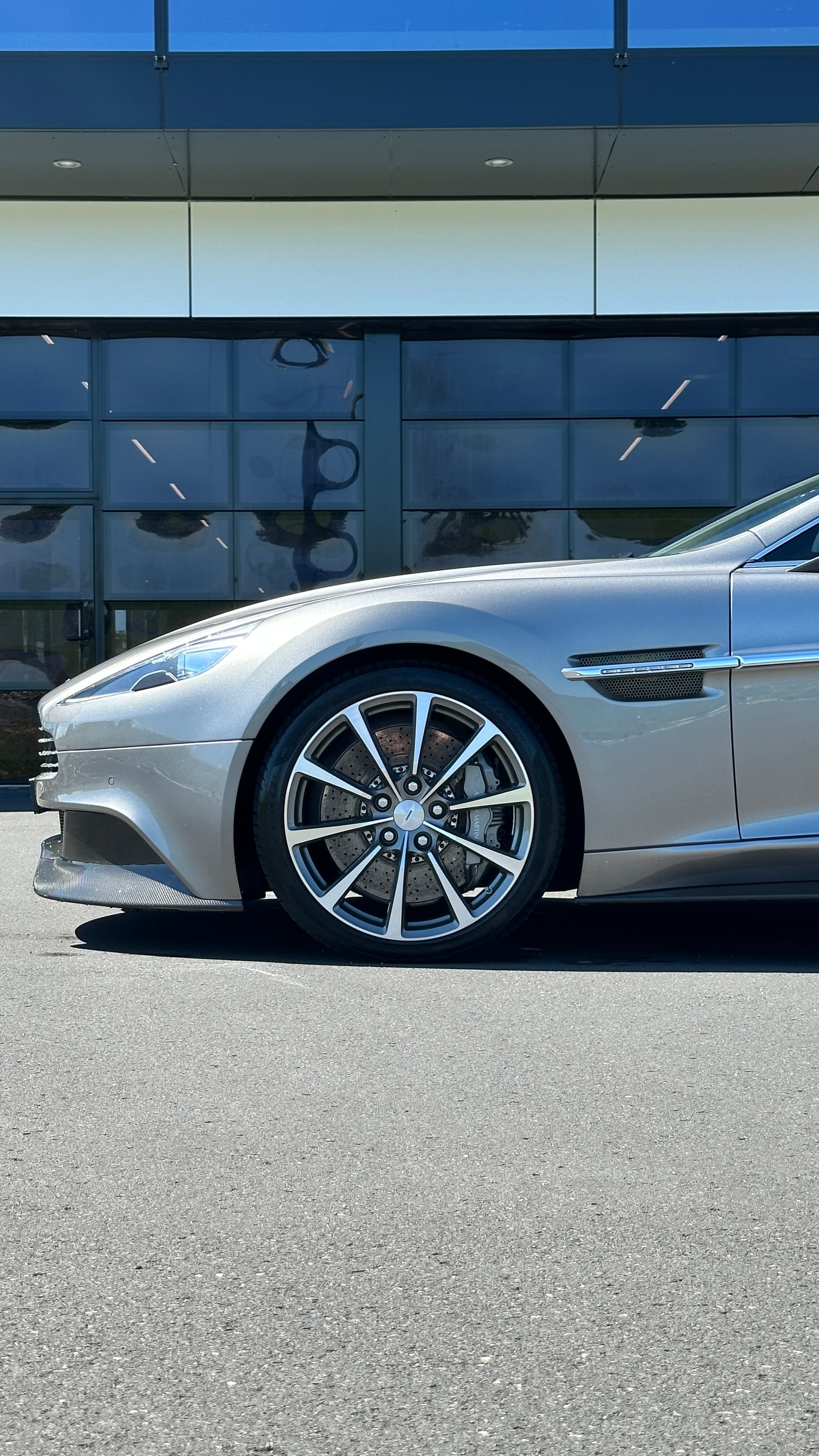 ASTON MARTIN Vanquish V12 5.9-48 Touchtronic 2-image-8