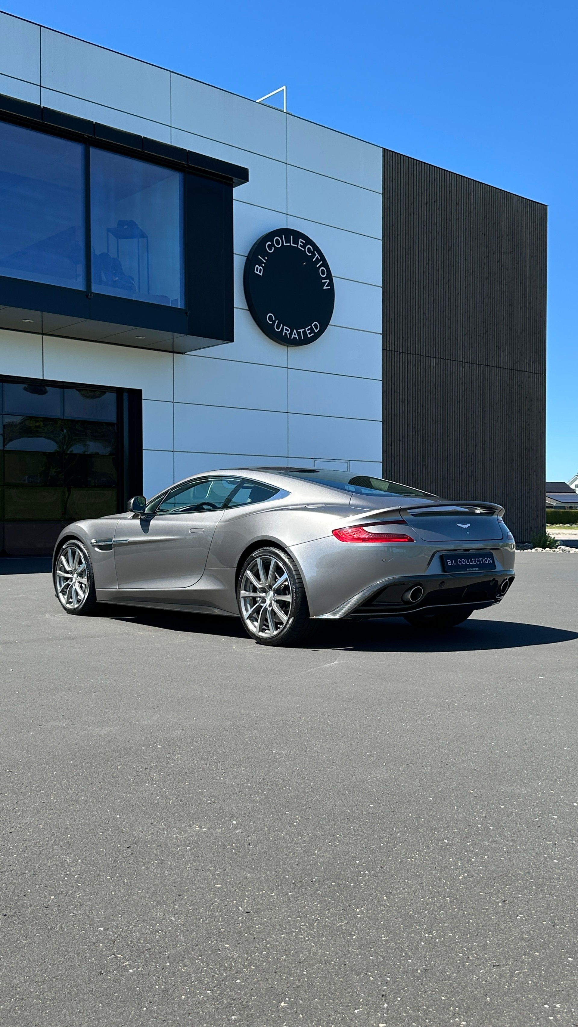 ASTON MARTIN Vanquish V12 5.9-48 Touchtronic 2-showroom-element-3