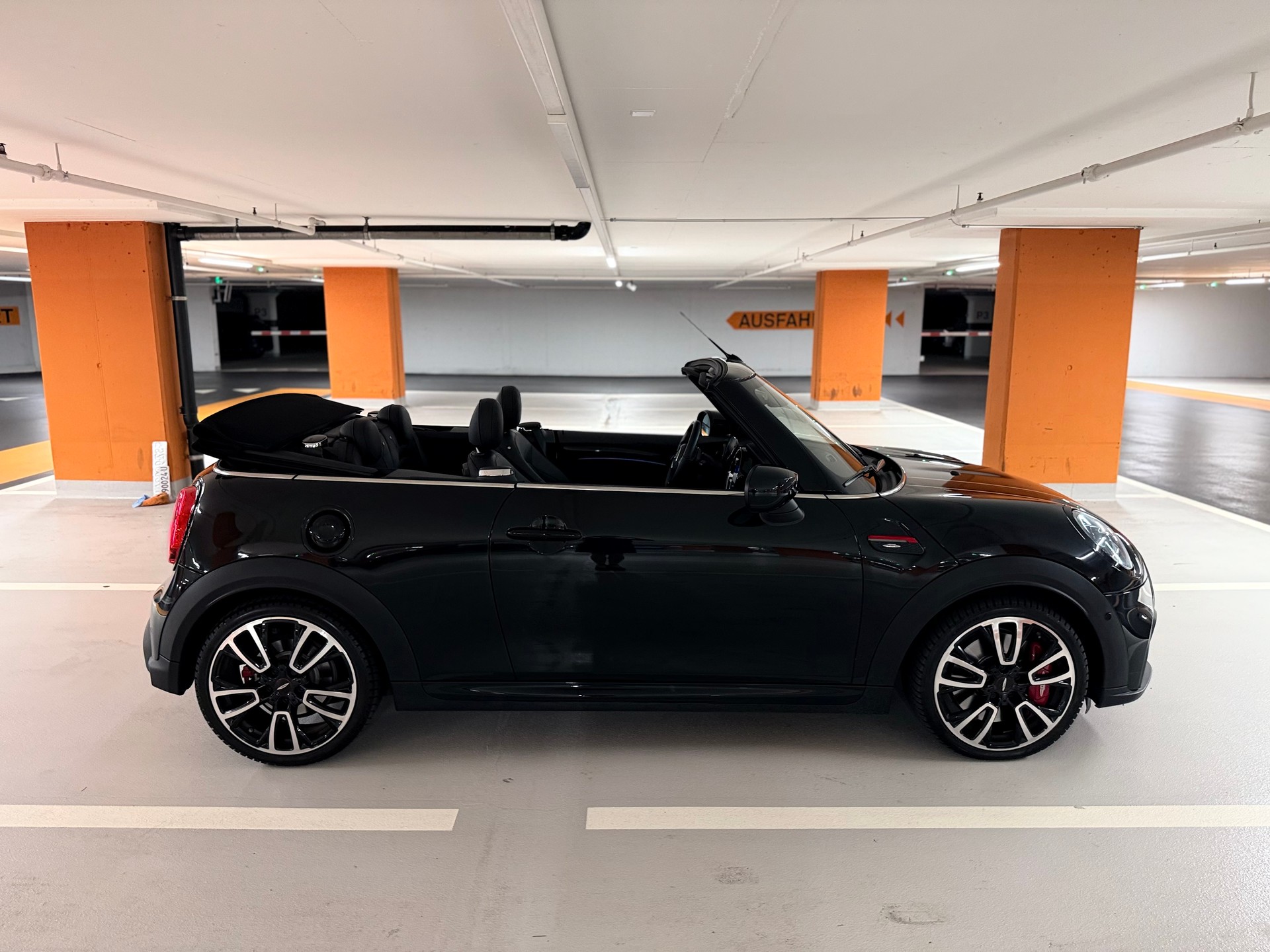 MINI Cooper John Cooper Works Cabriolet Steptronic-image-9