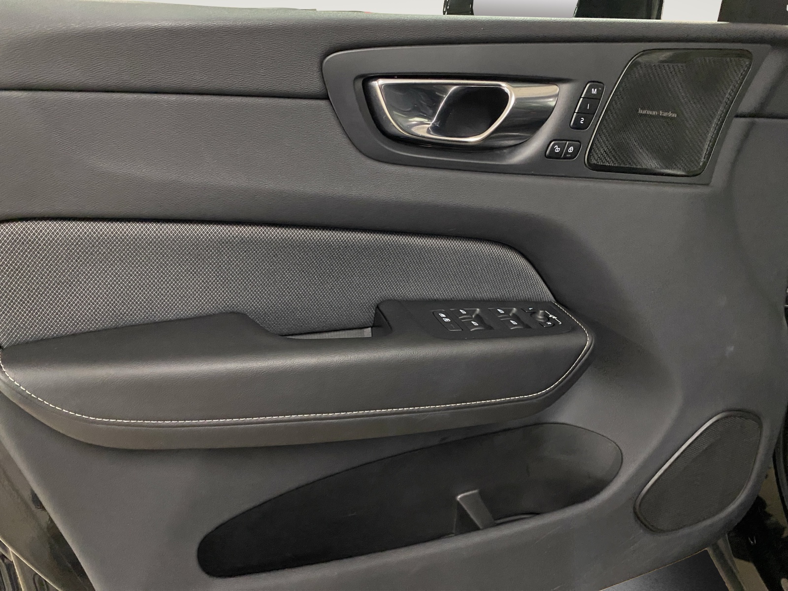 VOLVO XC60 2.0 T6 TE R-Design eAWD-image-11