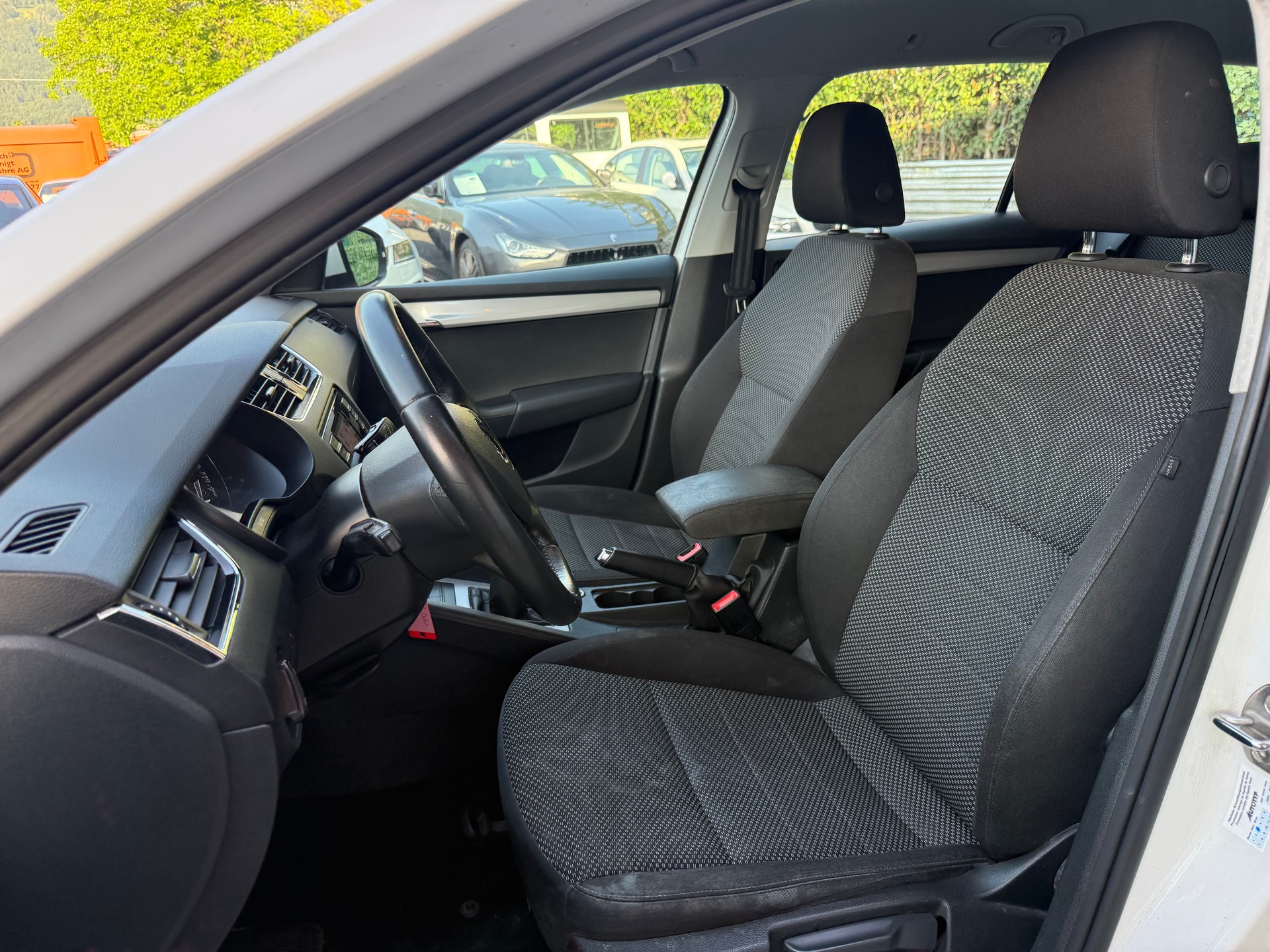 SKODA Octavia Combi 1.6 TDI GreenLine-image-12