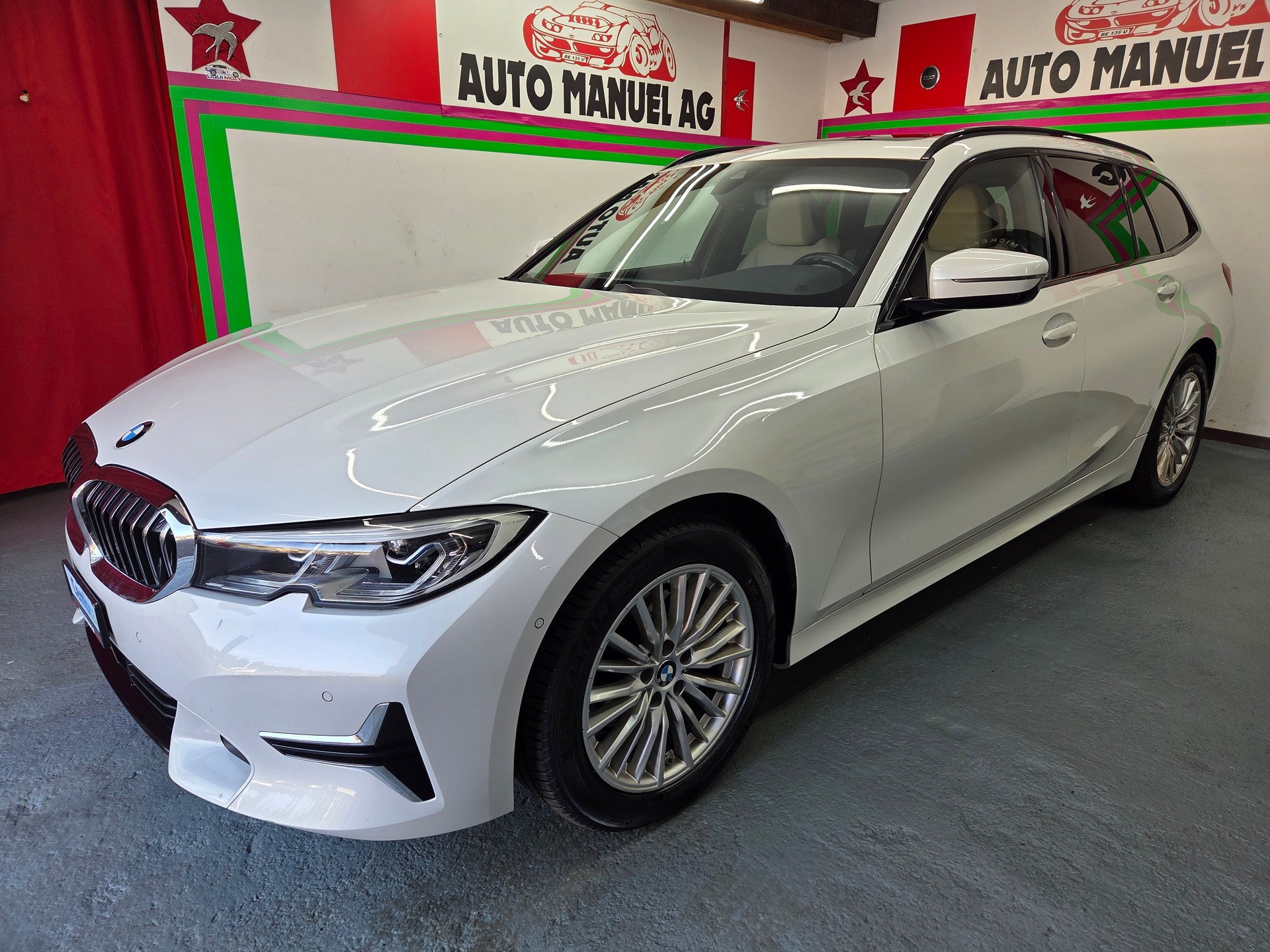 BMW 320d xDrive 48V Touring Luxury Line Steptronic-image-2