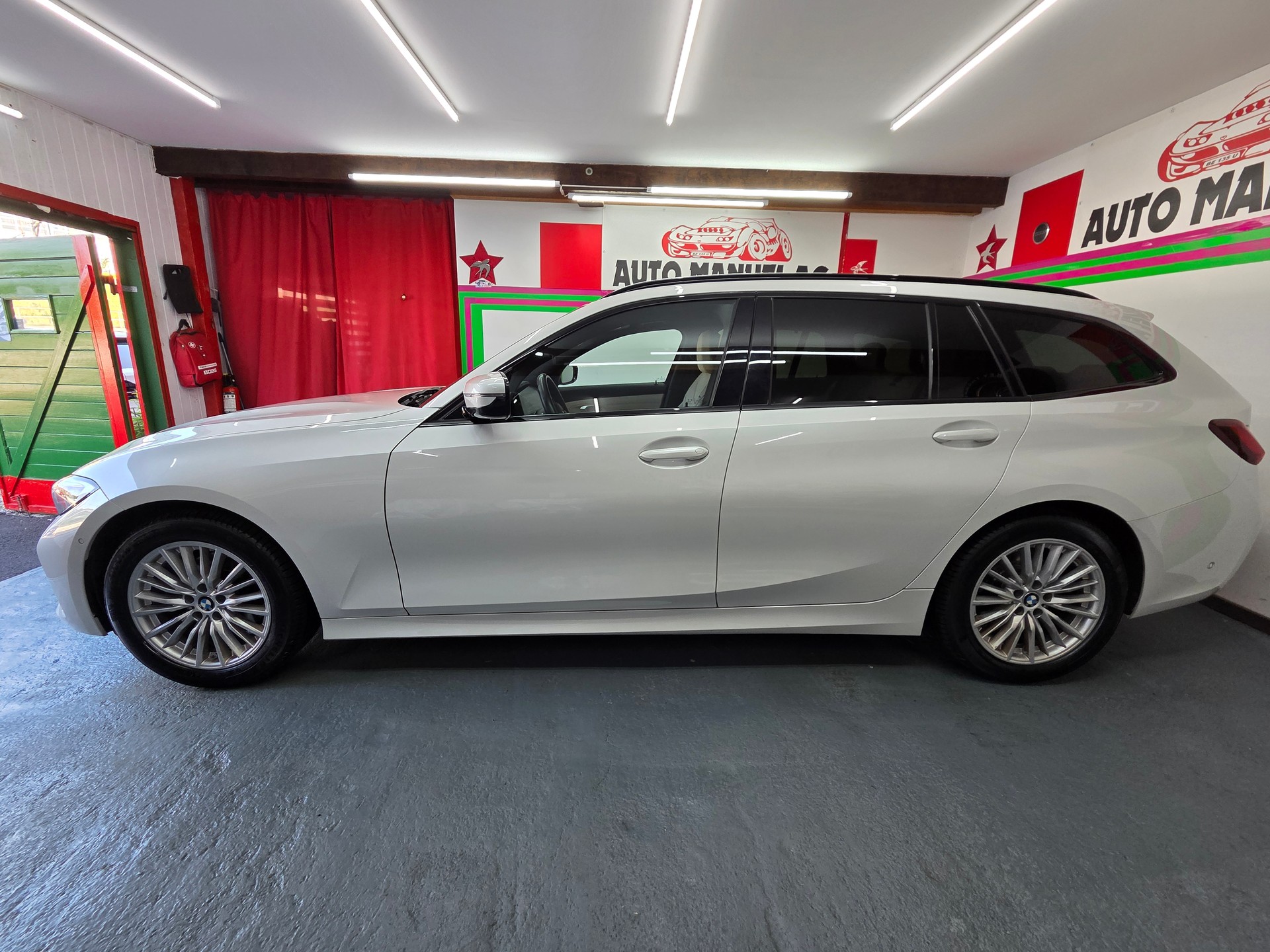 BMW 320d xDrive 48V Touring Luxury Line Steptronic-image-3
