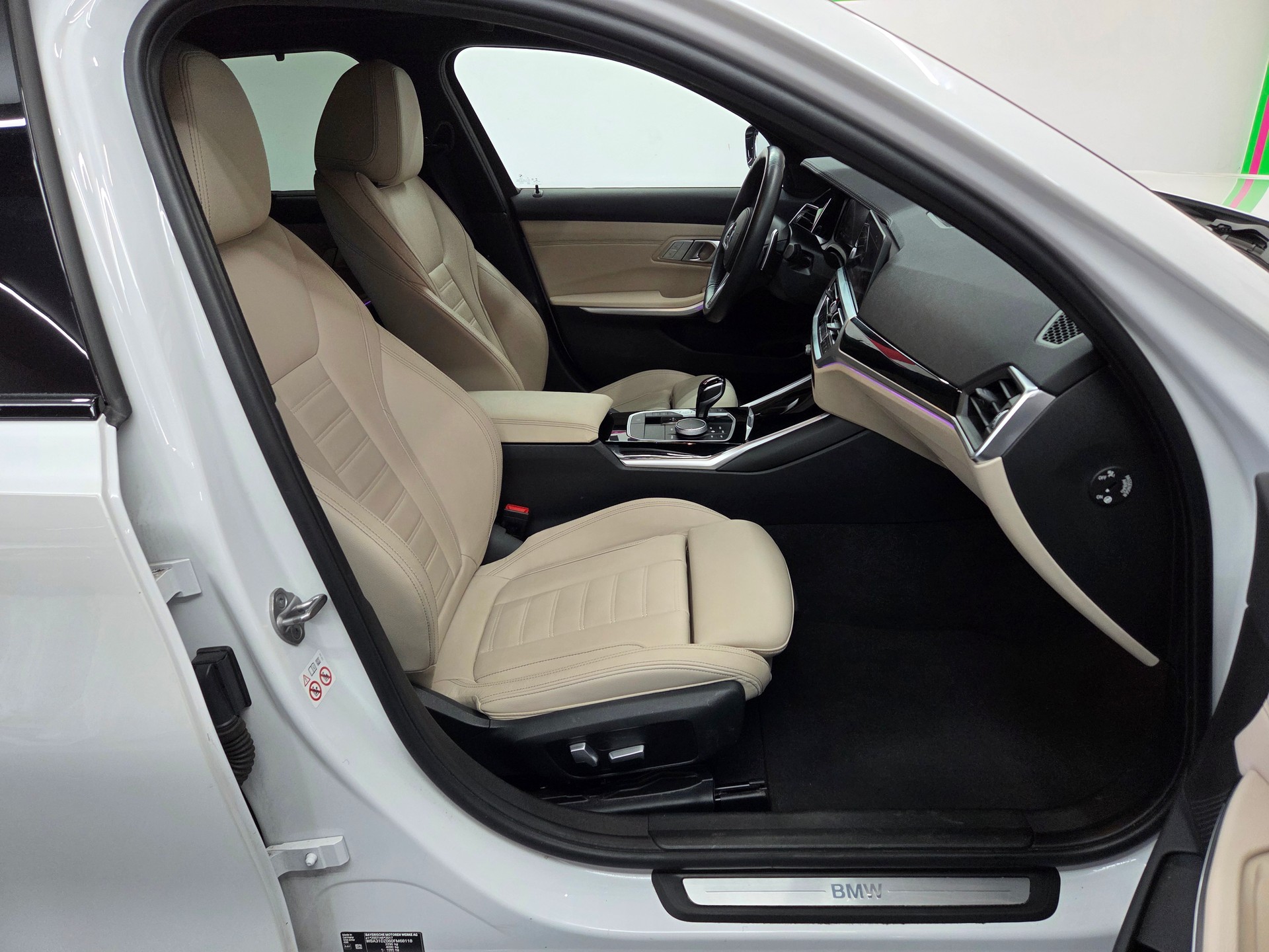 BMW 320d xDrive 48V Touring Luxury Line Steptronic-image-12