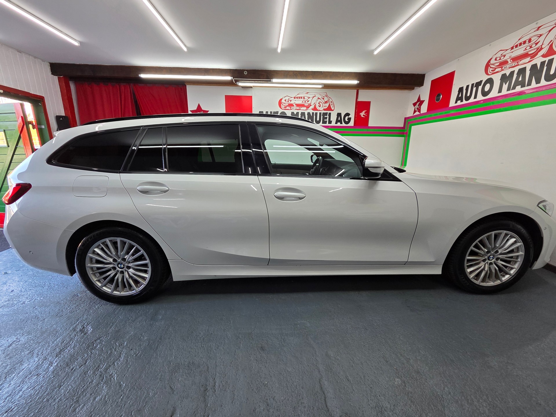 BMW 320d xDrive 48V Touring Luxury Line Steptronic-image-4