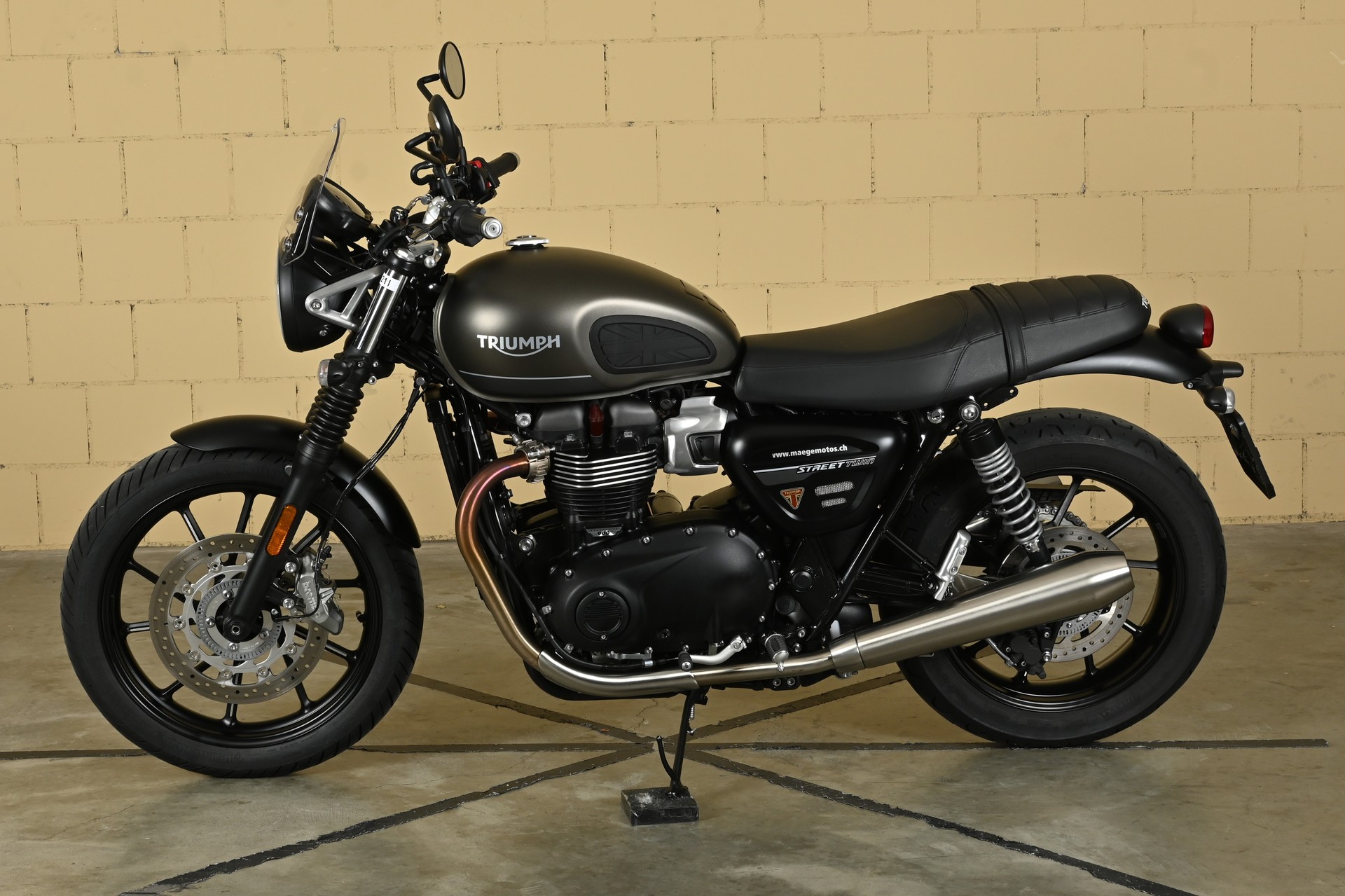 TRIUMPH Street Twin 900 Special Edition-image-3