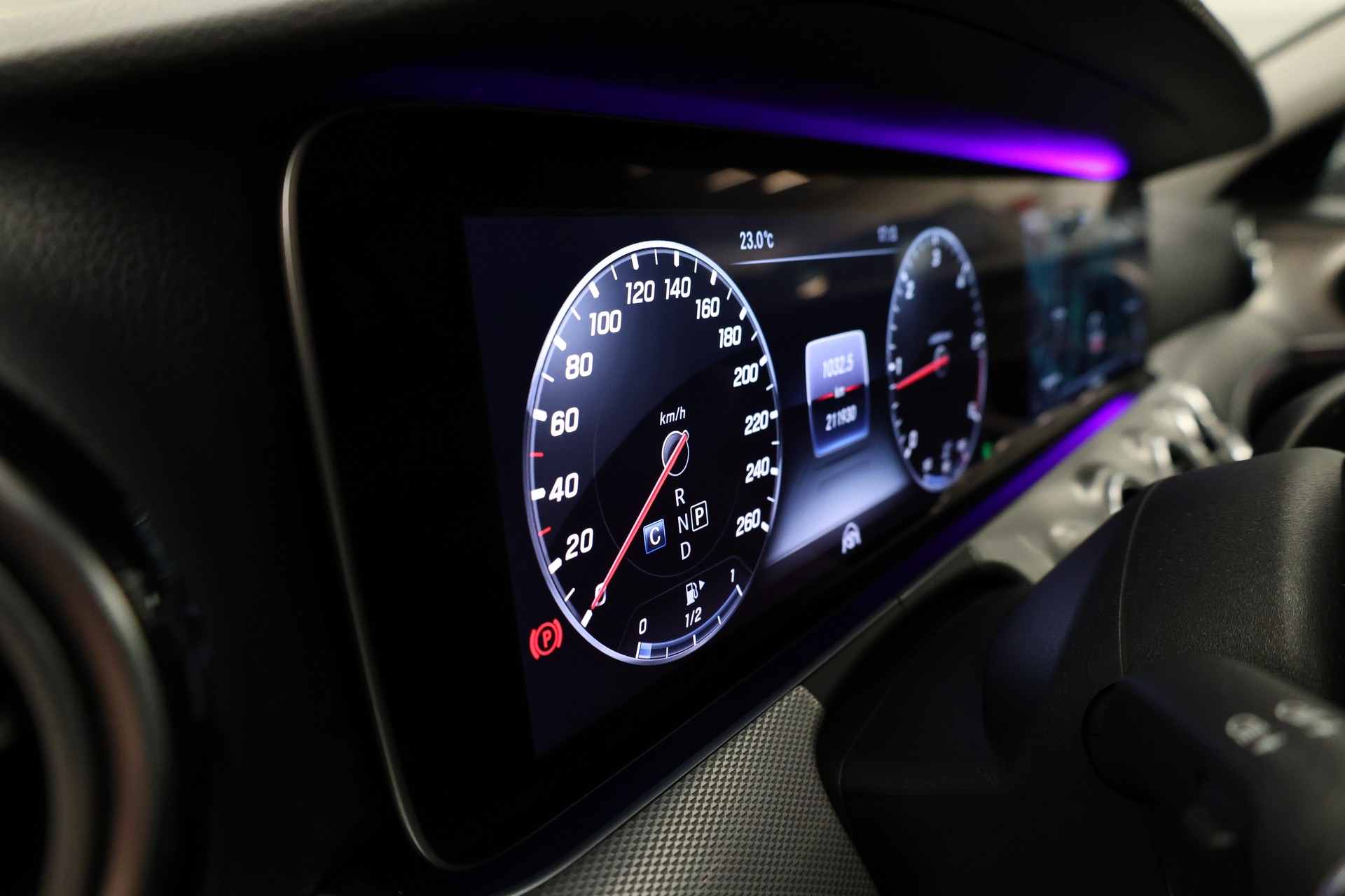 MERCEDES-BENZ E 220 d Swiss Star Avantgarde 4matic Kombi-image-15
