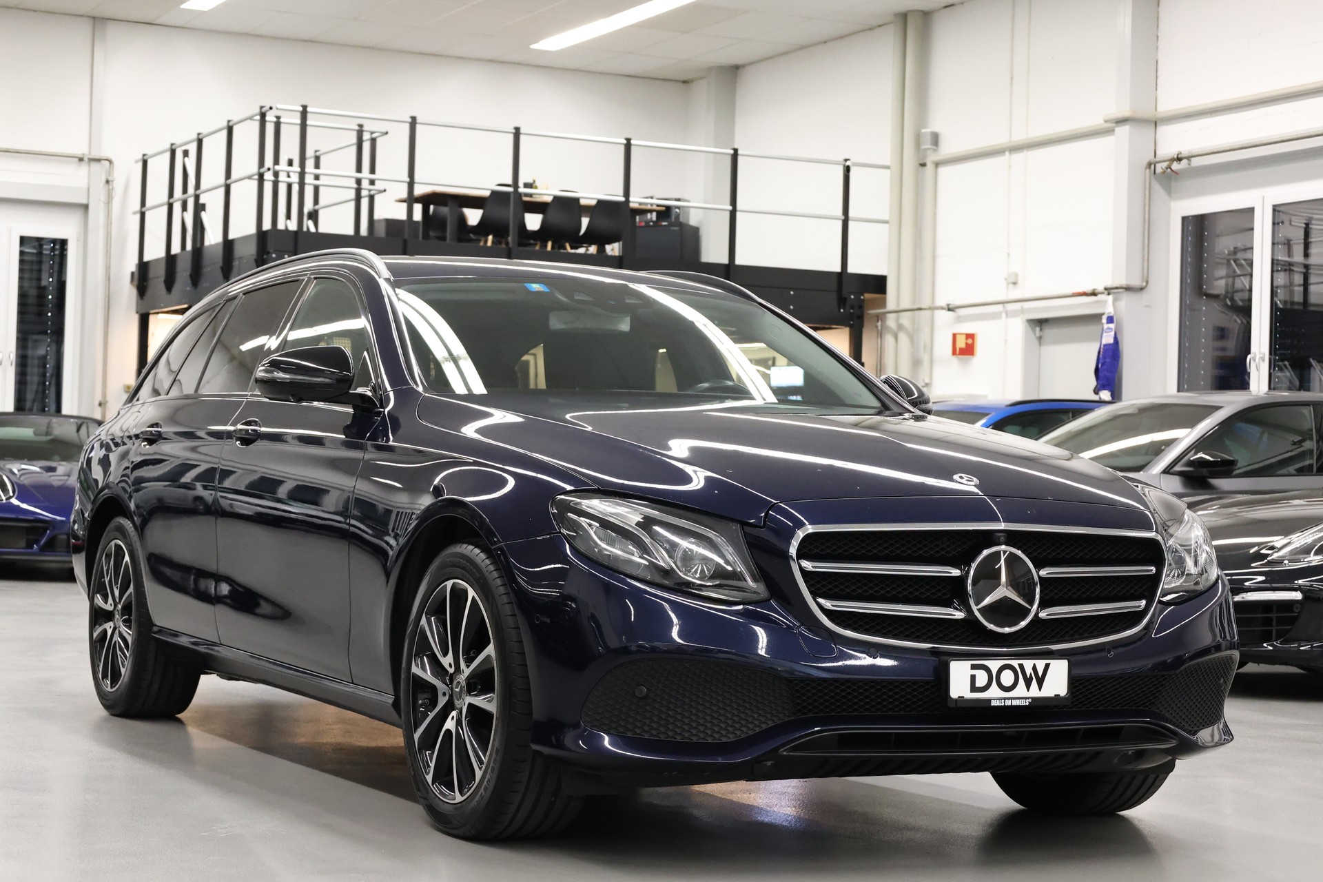 MERCEDES-BENZ E 220 d Swiss Star Avantgarde 4matic Kombi-showroom-element-1