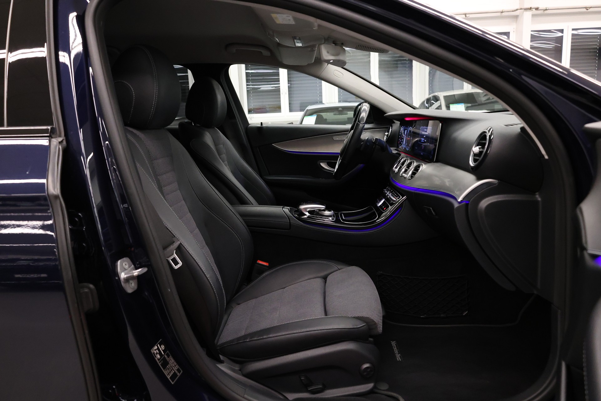 MERCEDES-BENZ E 220 d Swiss Star Avantgarde 4matic Kombi-image-12