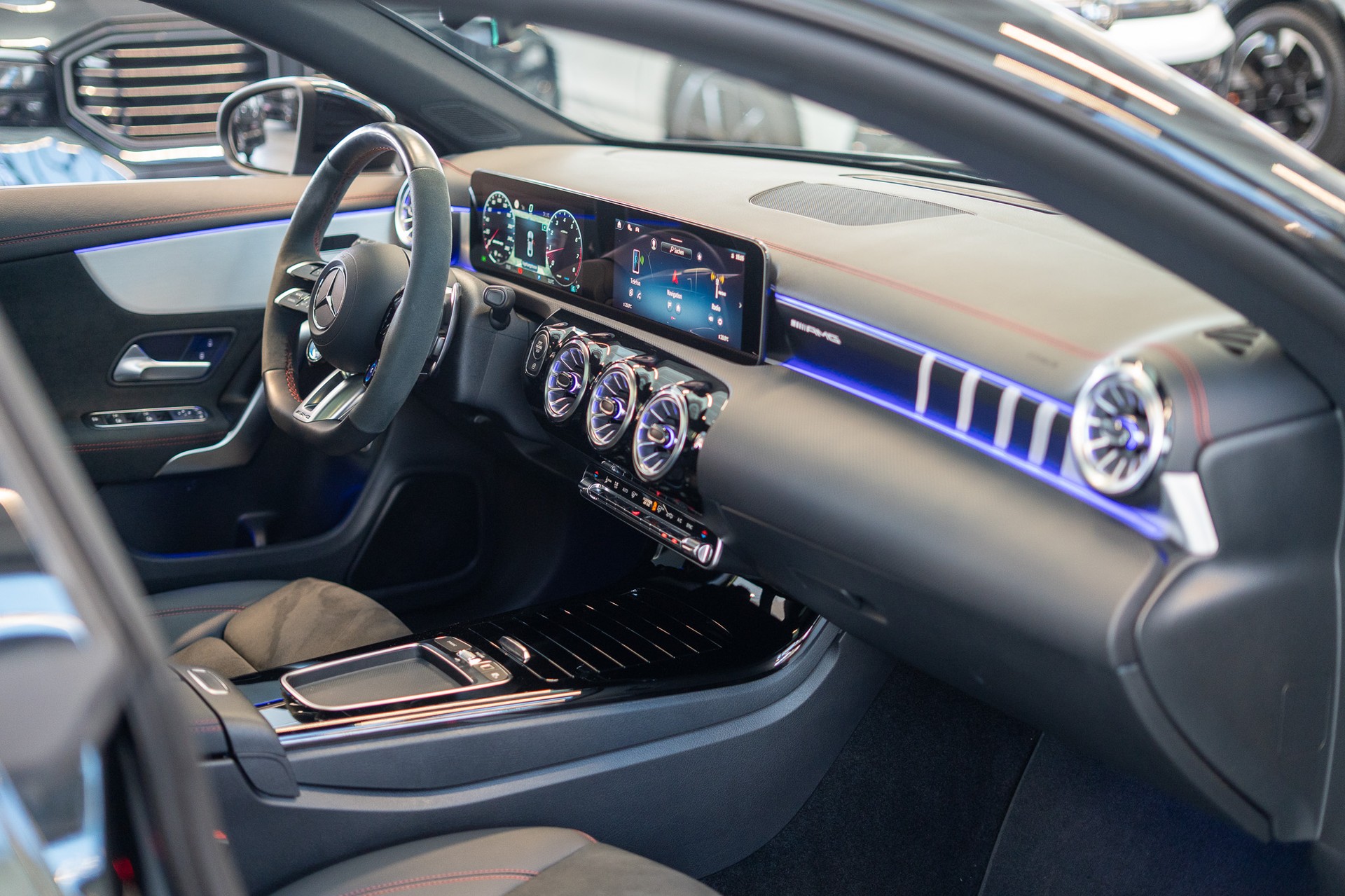 MERCEDES-BENZ CLA 35 AMG 4matic / Panorama-Schiebedach / Performance Auspuff /-image-16