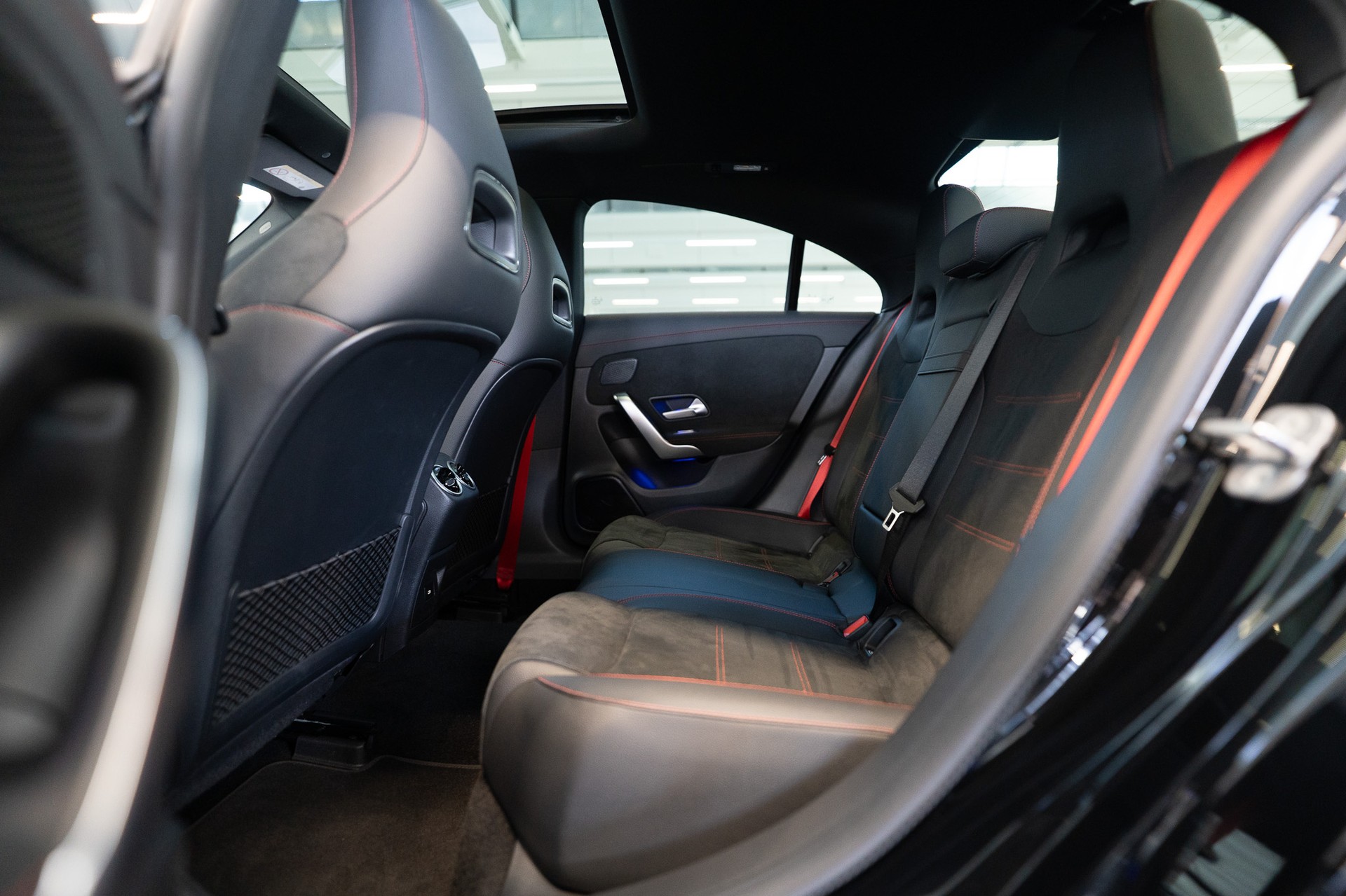 MERCEDES-BENZ CLA 35 AMG 4matic / Panorama-Schiebedach / Performance Auspuff /-image-13