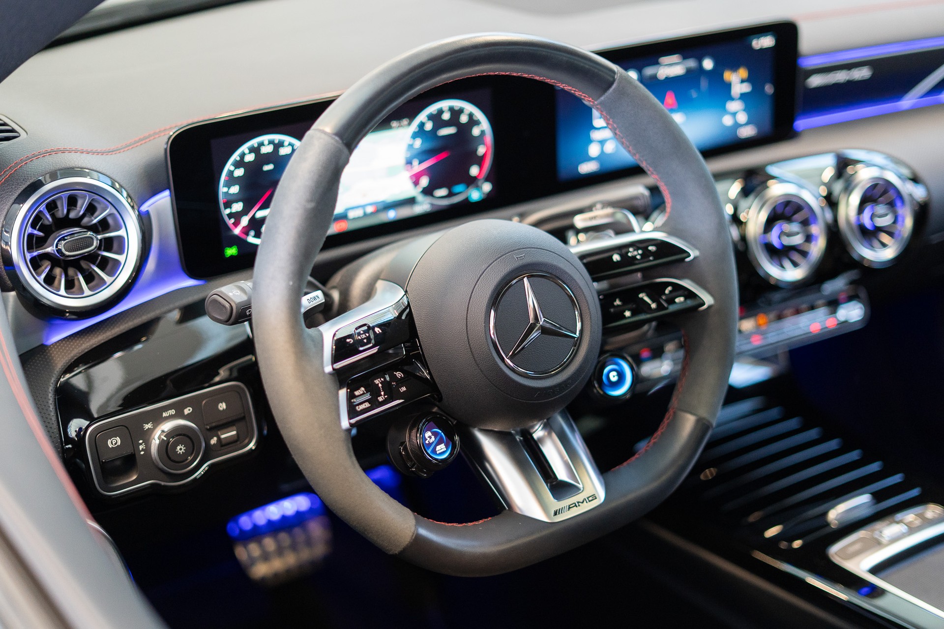MERCEDES-BENZ CLA 35 AMG 4matic / Panorama-Schiebedach / Performance Auspuff /-image-9