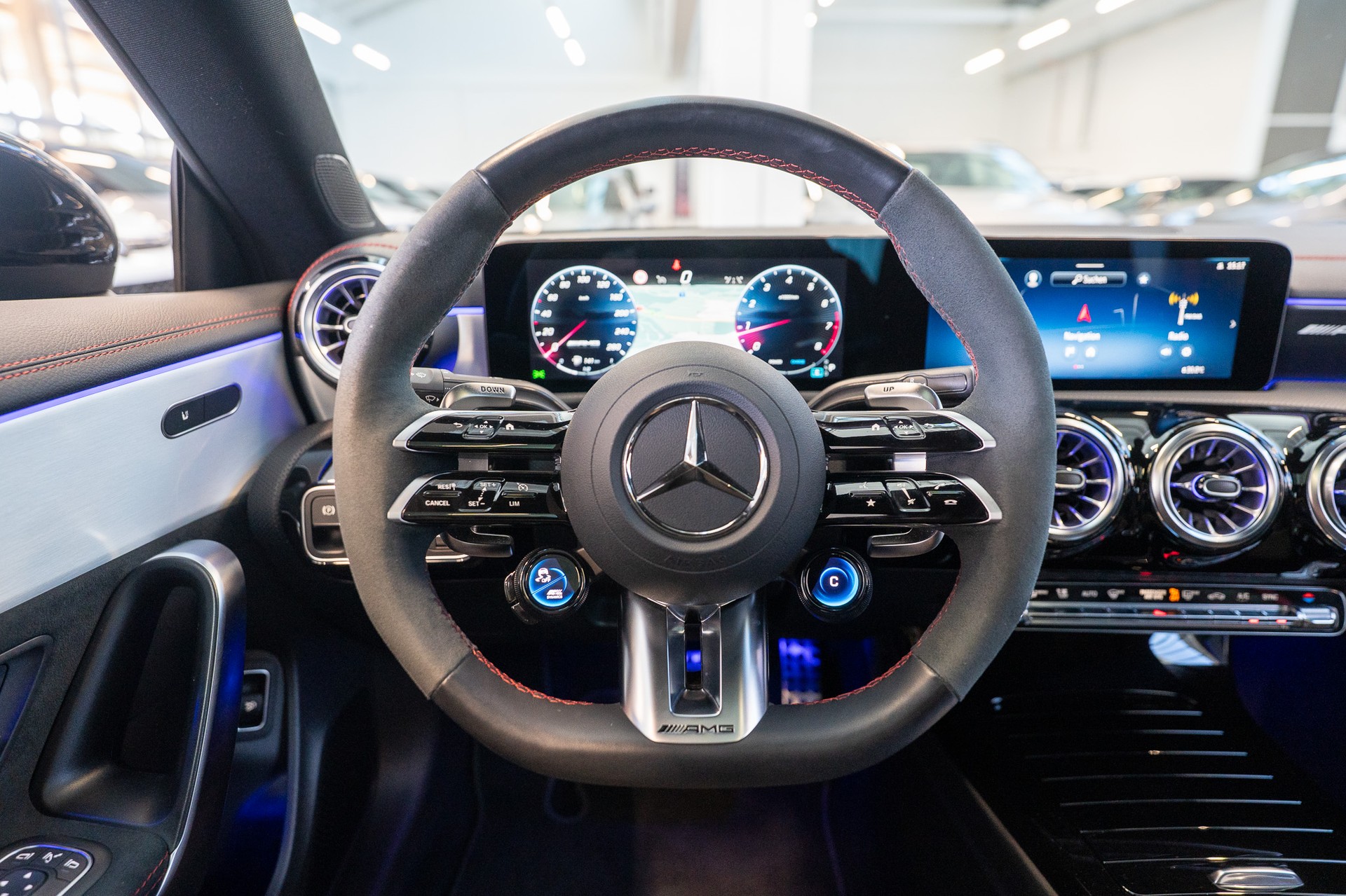MERCEDES-BENZ CLA 35 AMG 4matic / Panorama-Schiebedach / Performance Auspuff /-image-18