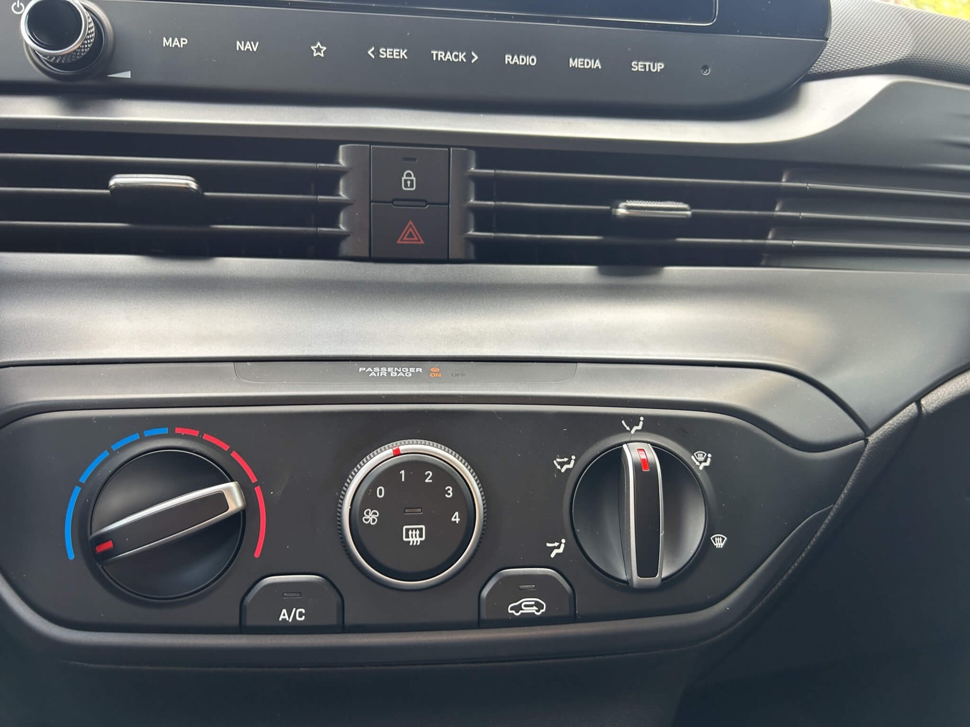 HYUNDAI i20 1.0 T-GDi Amplia-image-12