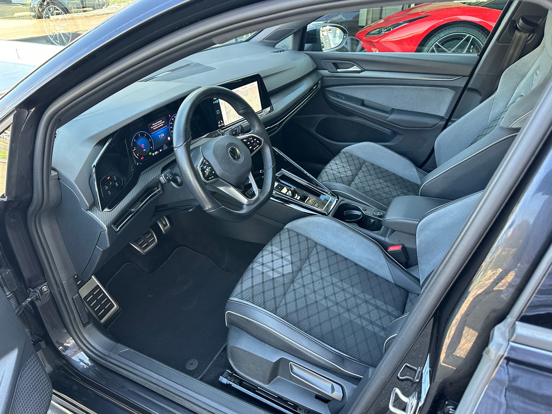 VW Golf 2.0 TDI R-Line DSG 4Motion-image-12