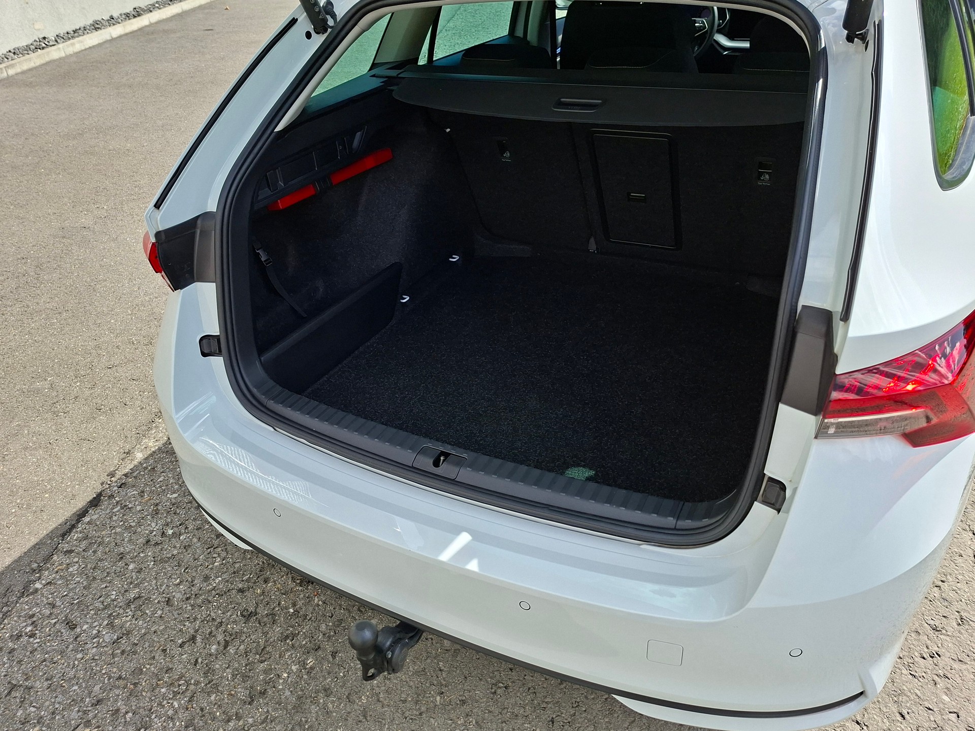 SKODA Octavia Combi 1.5 TSI mHEV DSG Selection *Anhängerkupplung+Garantie*-image-6
