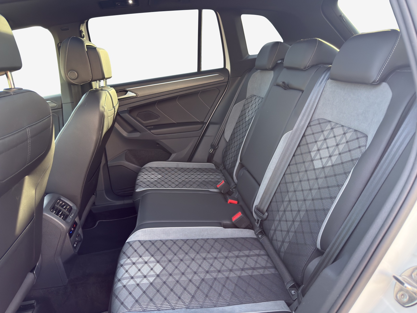 VW Tiguan 2.0TSI R-Line 4Motion DSG-image-11