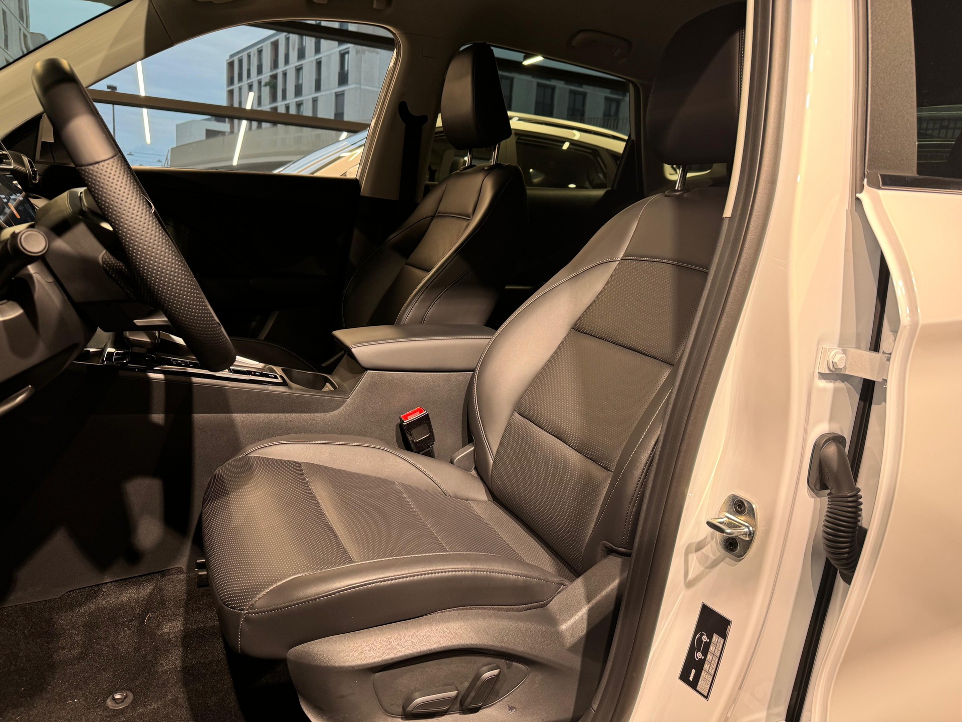 MG ZS 1.5 Hybrid+ Luxury-image-5