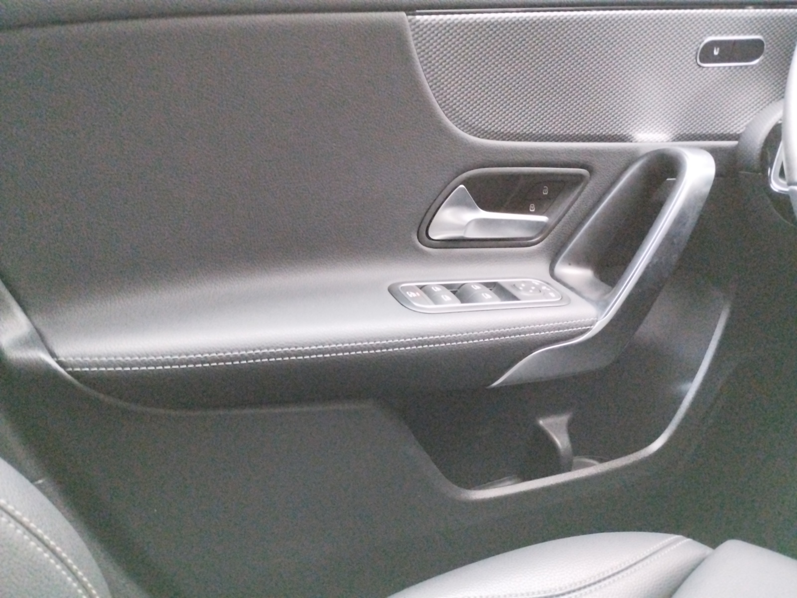MERCEDES-BENZ A 250 Progressive 7G-DCT-image-12