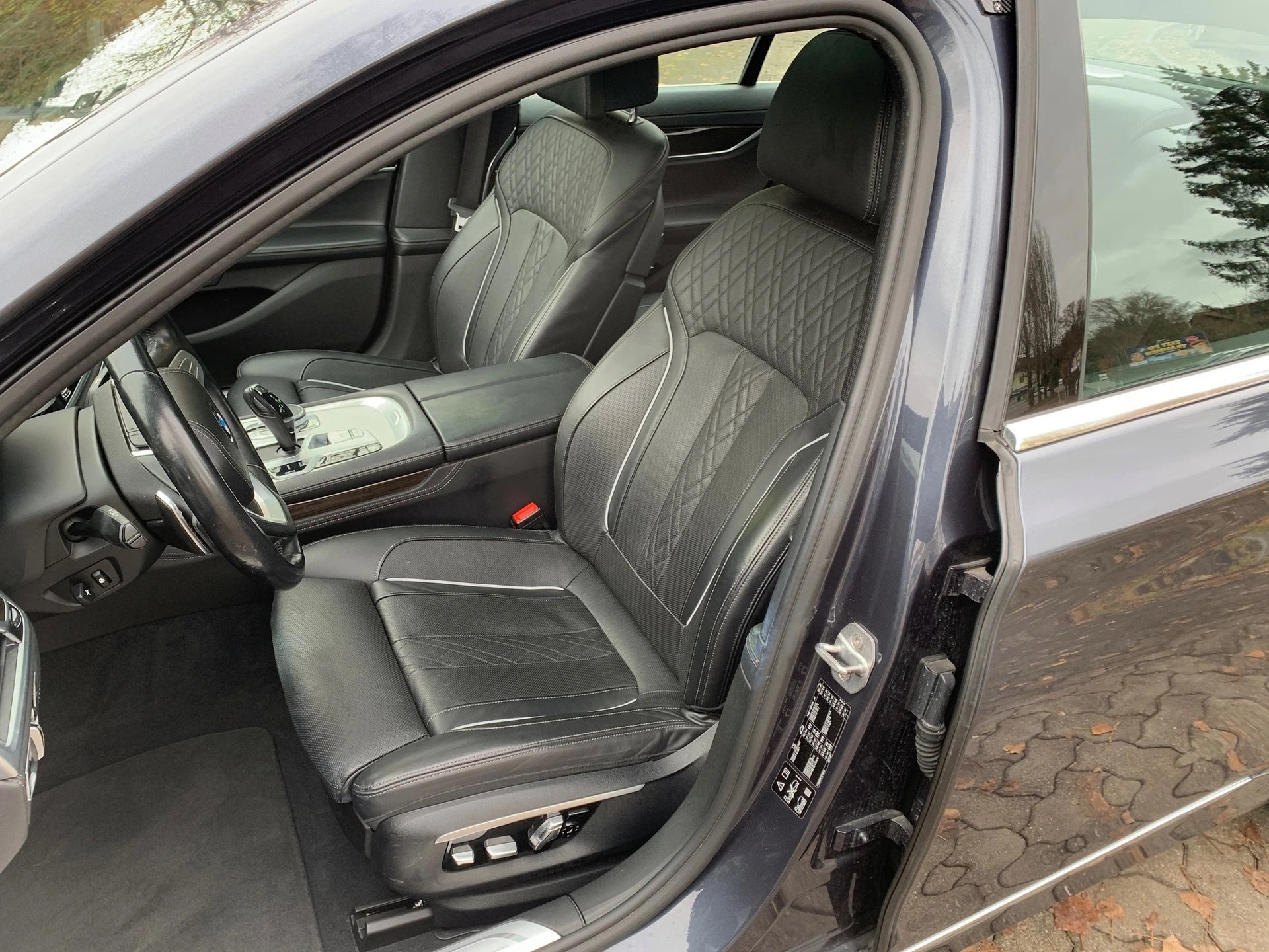 BMW 750i xDrive Steptronic-showroom-element-3