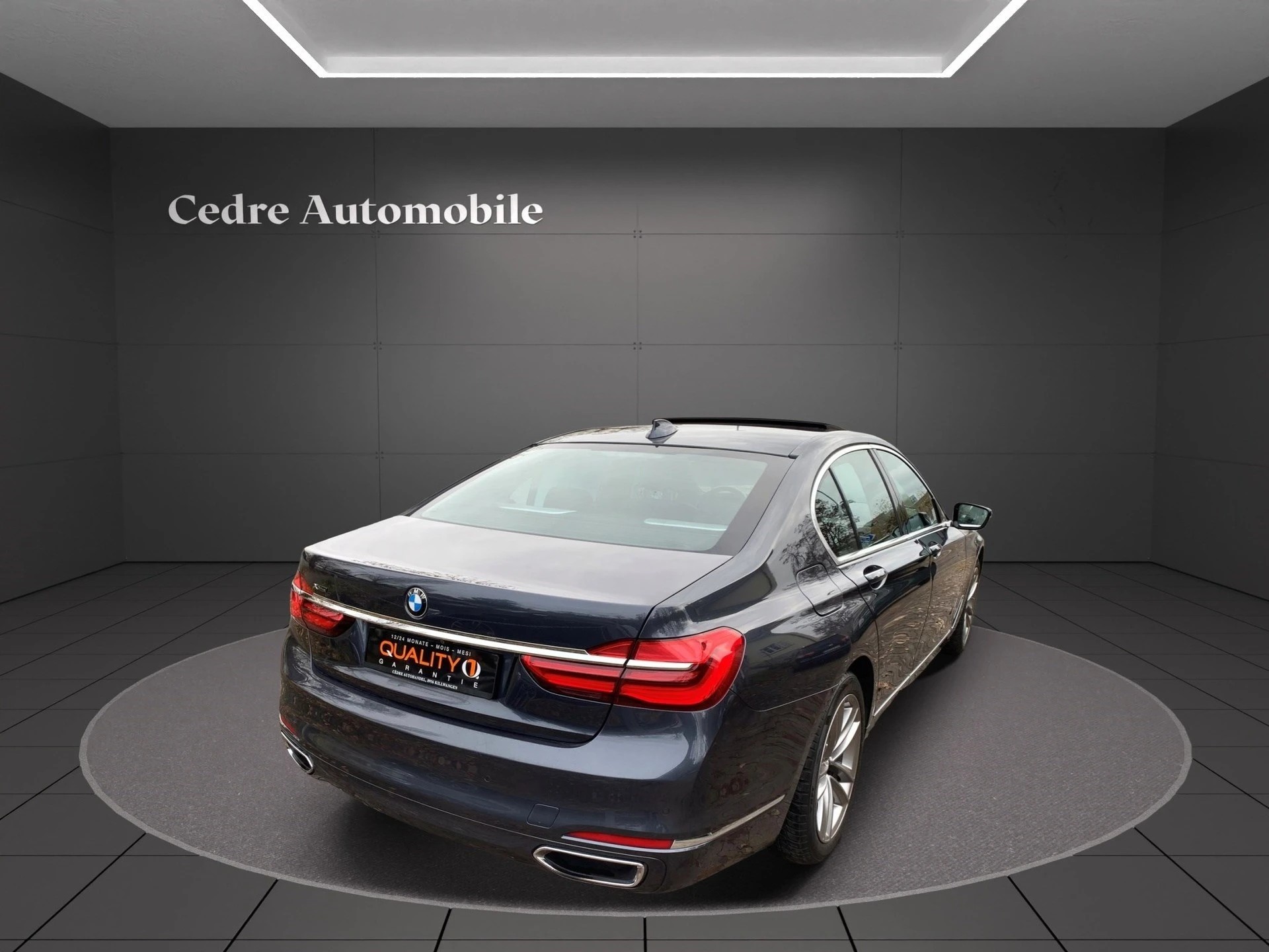 BMW 750i xDrive Steptronic-showroom-element-1