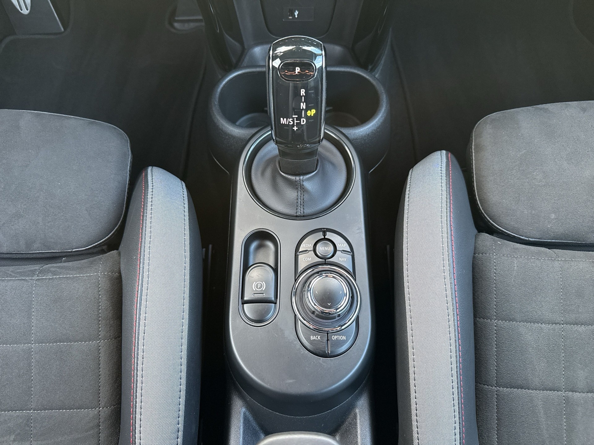 MINI Cooper John Cooper Works Cabriolet Steptronic-image-12