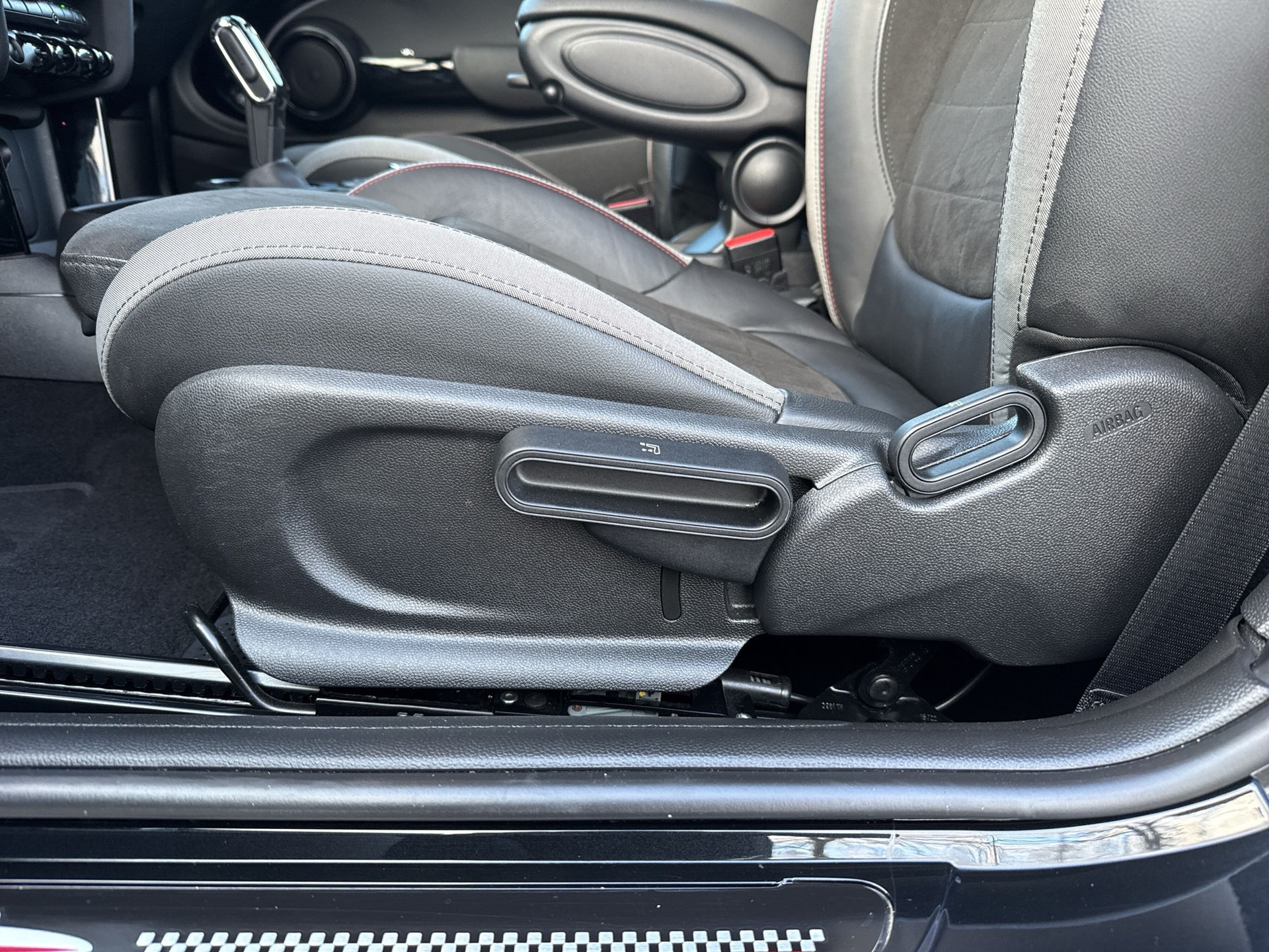 MINI Cooper John Cooper Works Cabriolet Steptronic-image-18