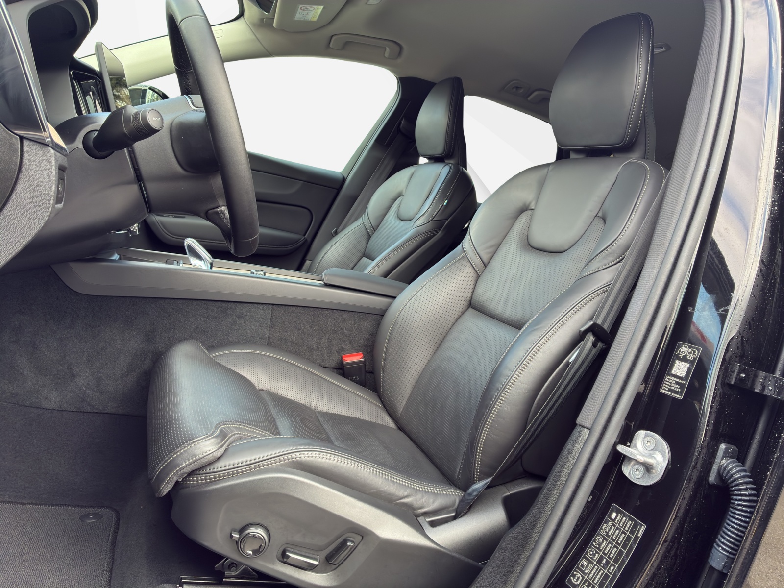 VOLVO XC60 2.0 T6 TE Plus Dark eAWD-image-9
