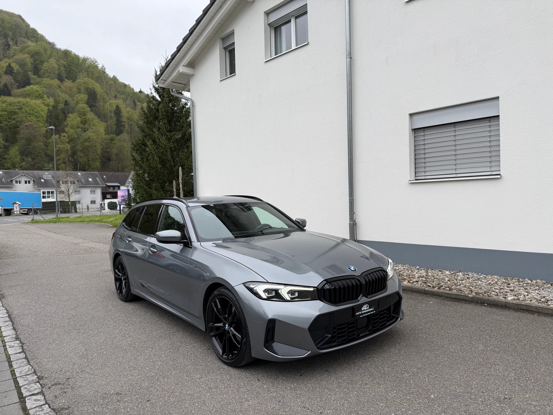 BMW 320d xDrive 48V Touring Steptronic M Sport-showroom-element-1