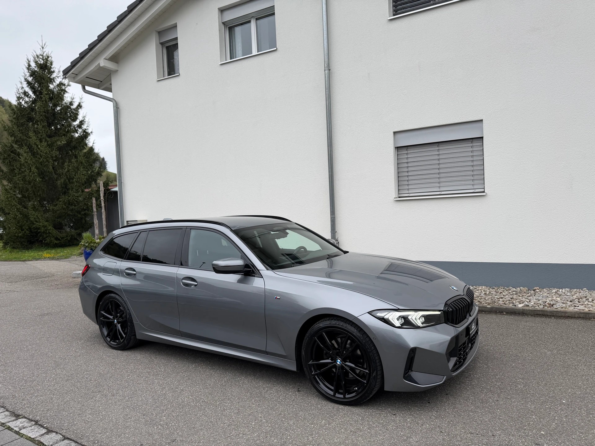 BMW 320d xDrive 48V Touring Steptronic M Sport-showroom-element-2
