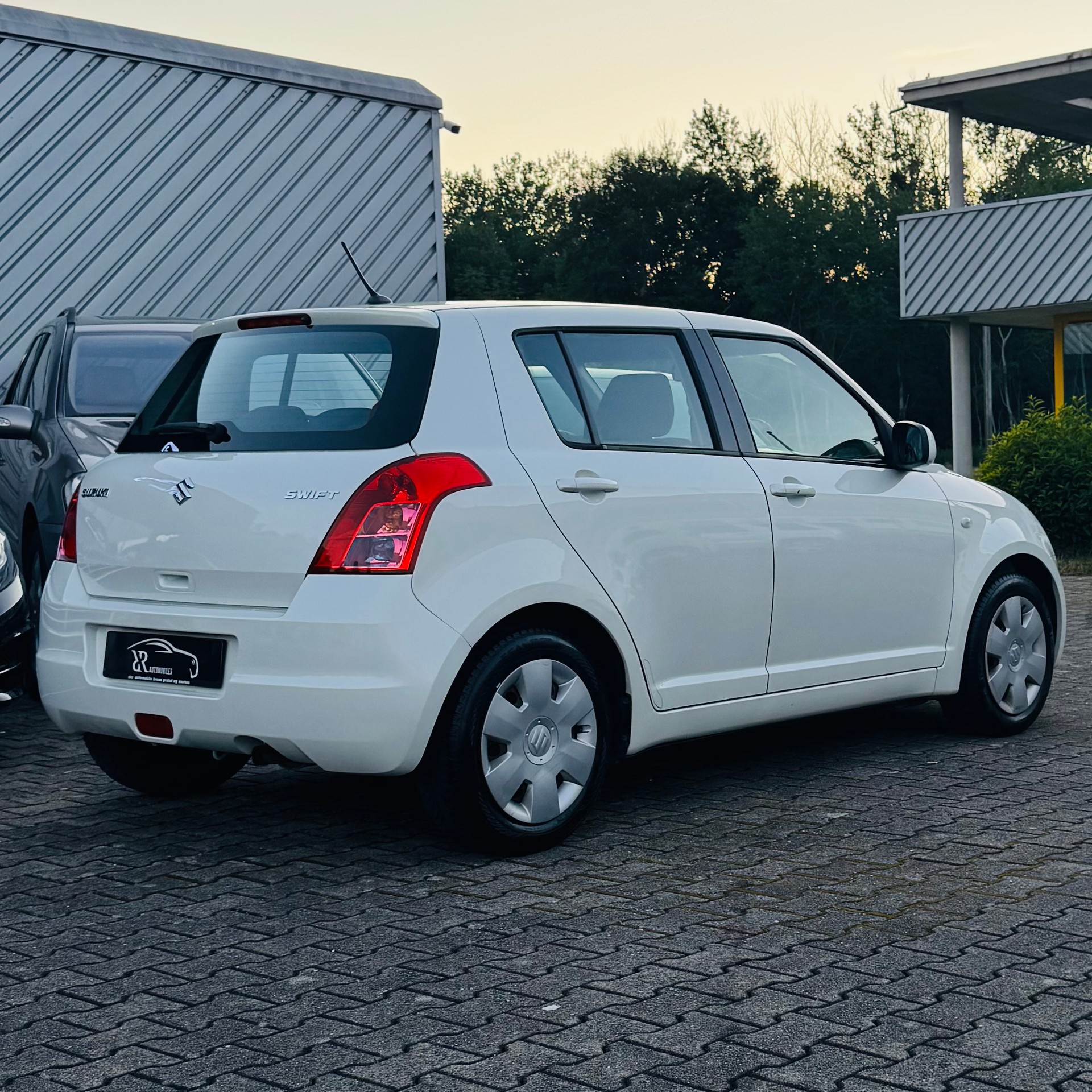 SUZUKI Swift 1.3i 16V GL-showroom-element-2