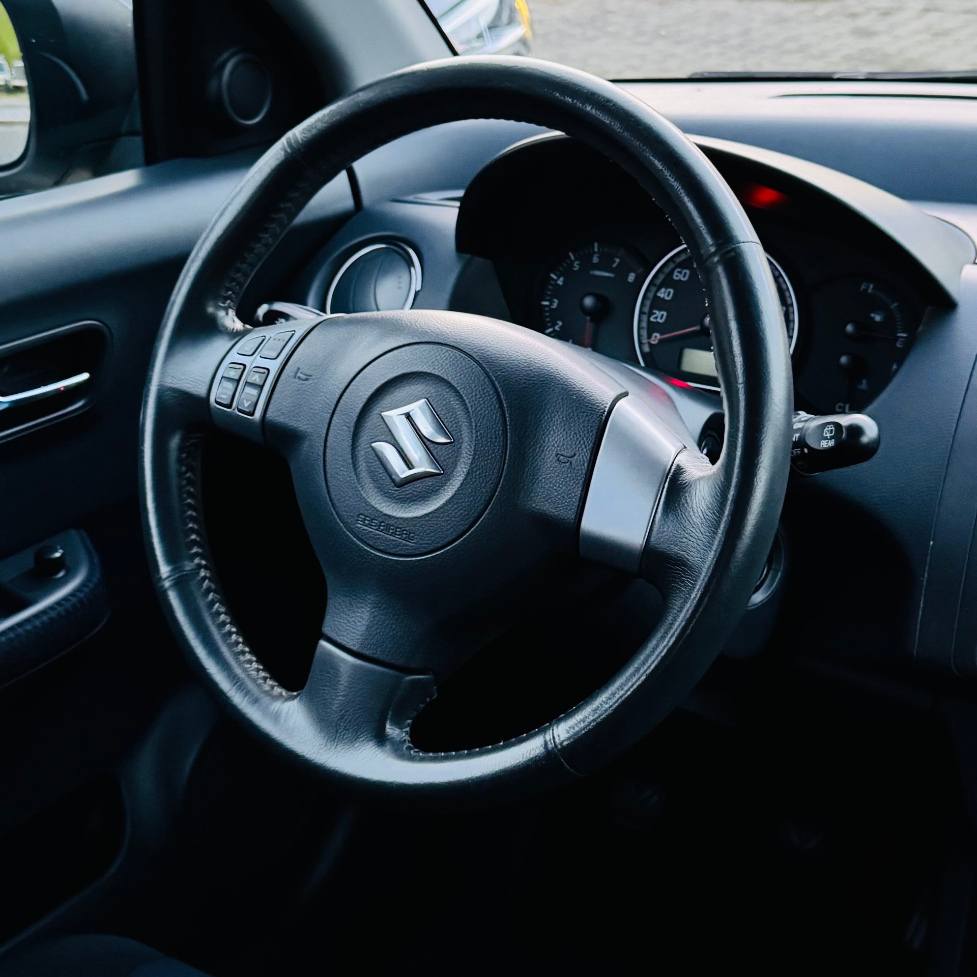 SUZUKI Swift 1.3i 16V GL-image-12