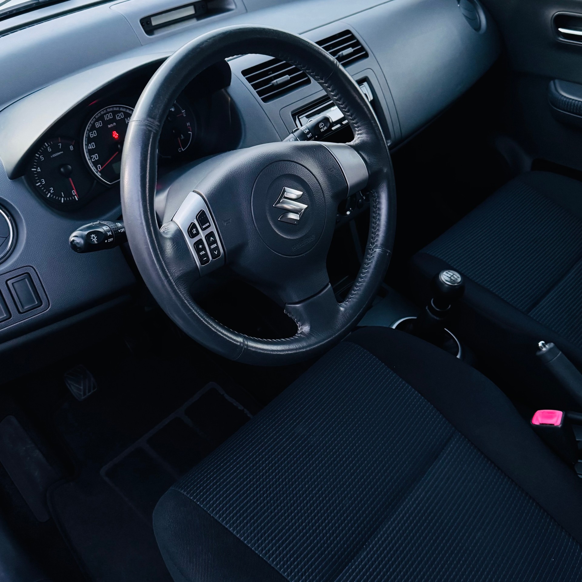 SUZUKI Swift 1.3i 16V GL-image-4