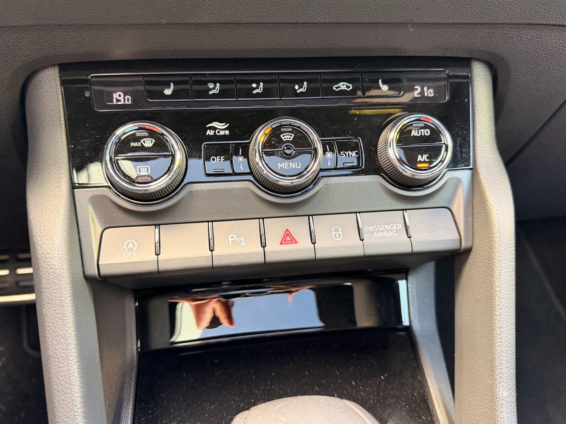 SKODA Karoq Sportline 4x4 *** PANORAMADACH & VIELES MEHR !!! ***-image-23