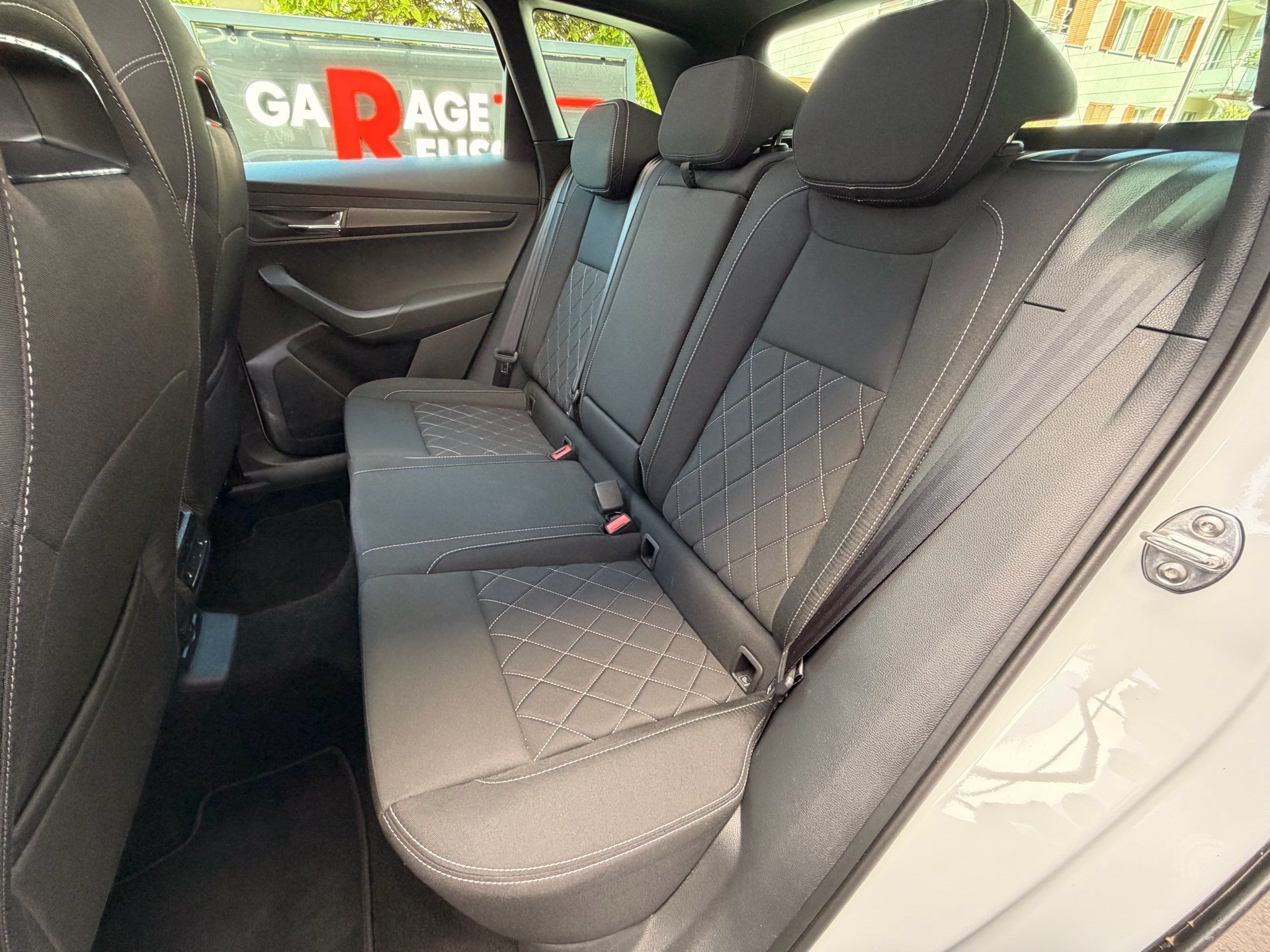 SKODA Karoq Sportline 4x4 *** PANORAMADACH & VIELES MEHR !!! ***-image-28